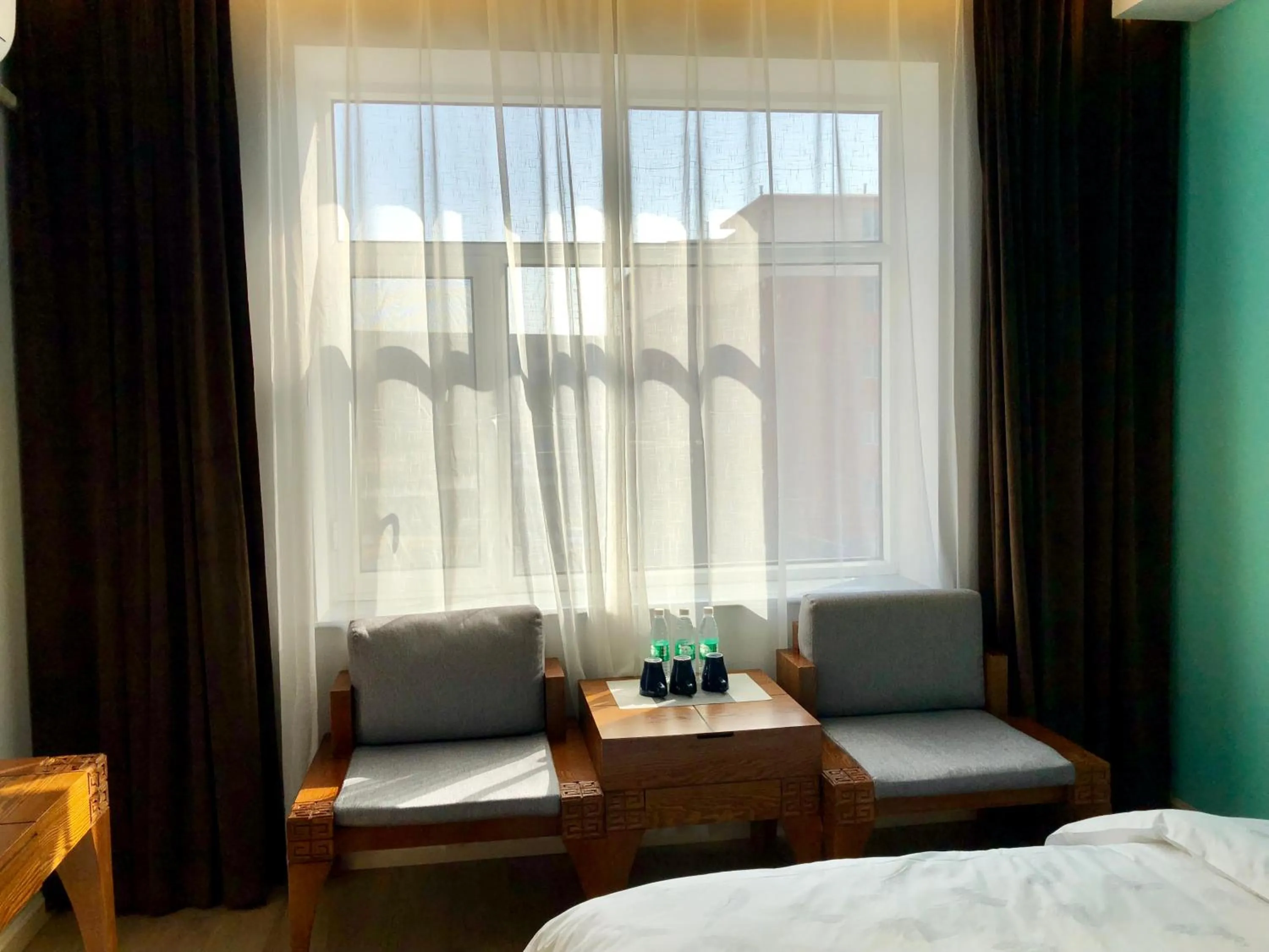 Seating area, Bed in Lantern Hotel