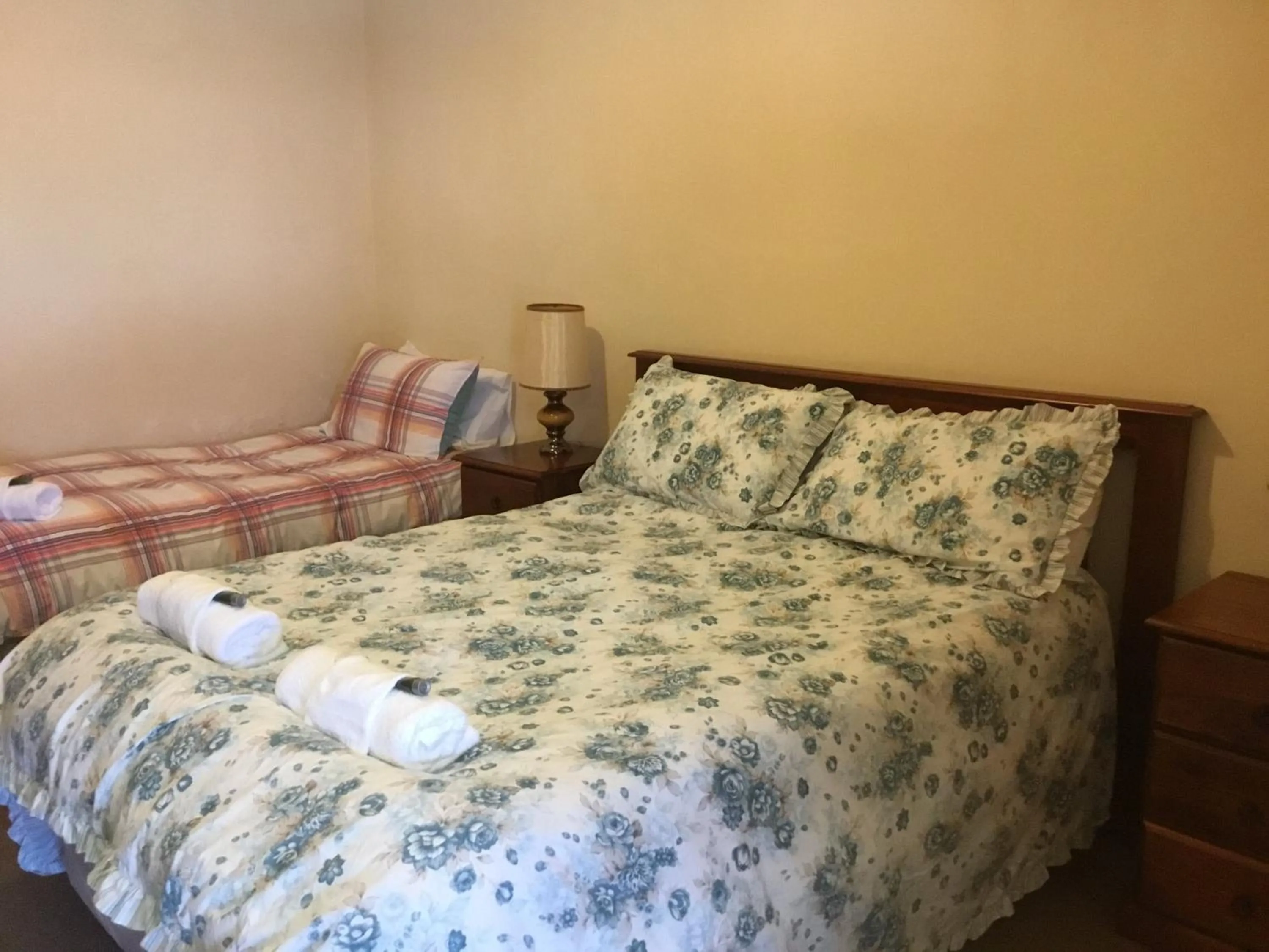 Bed in Truro weighbridge motel