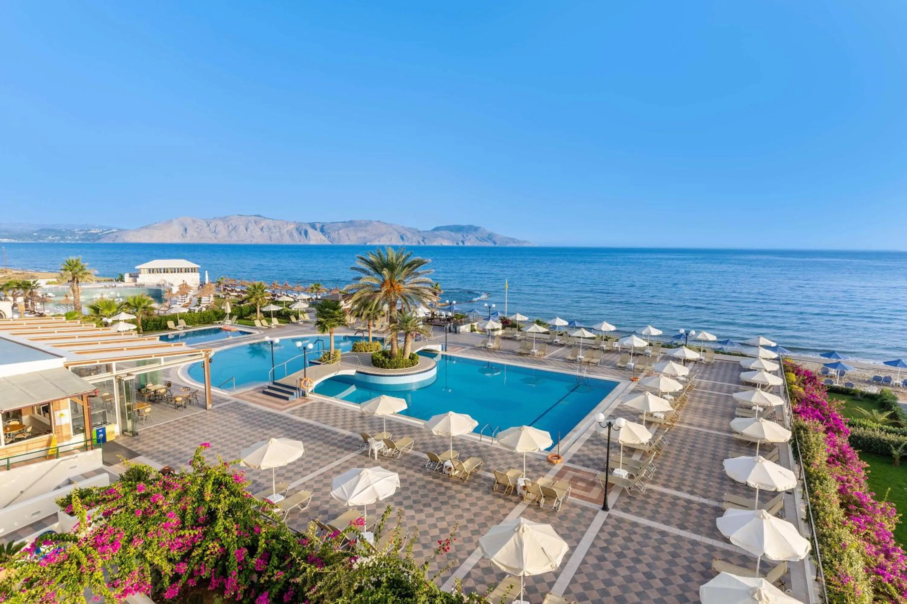 Swimming pool in Hydramis Palace Beach Resort
