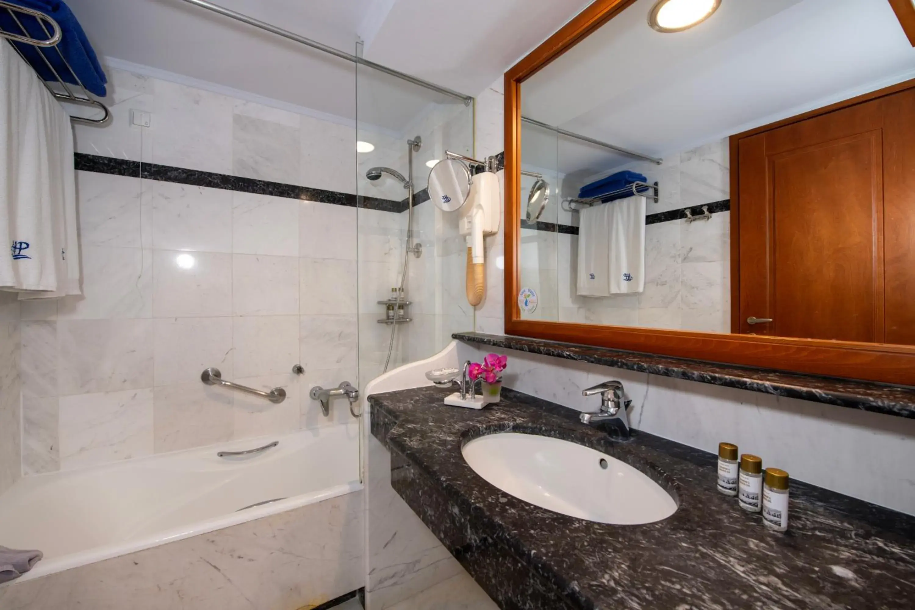 Standard Double or Twin Room with Side Sea View in Hydramis Palace Beach Resort Standard Double or Twin Room with Side Sea View in Hydramis Palace Beach Resort