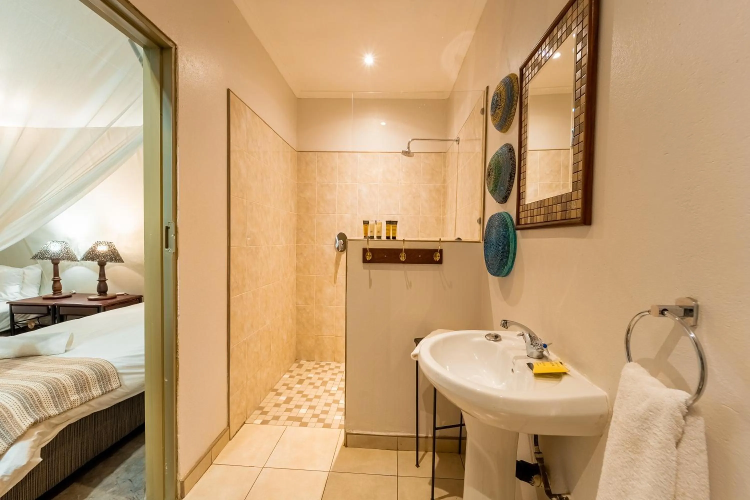 Bathroom, Bed in Nguni Lodge