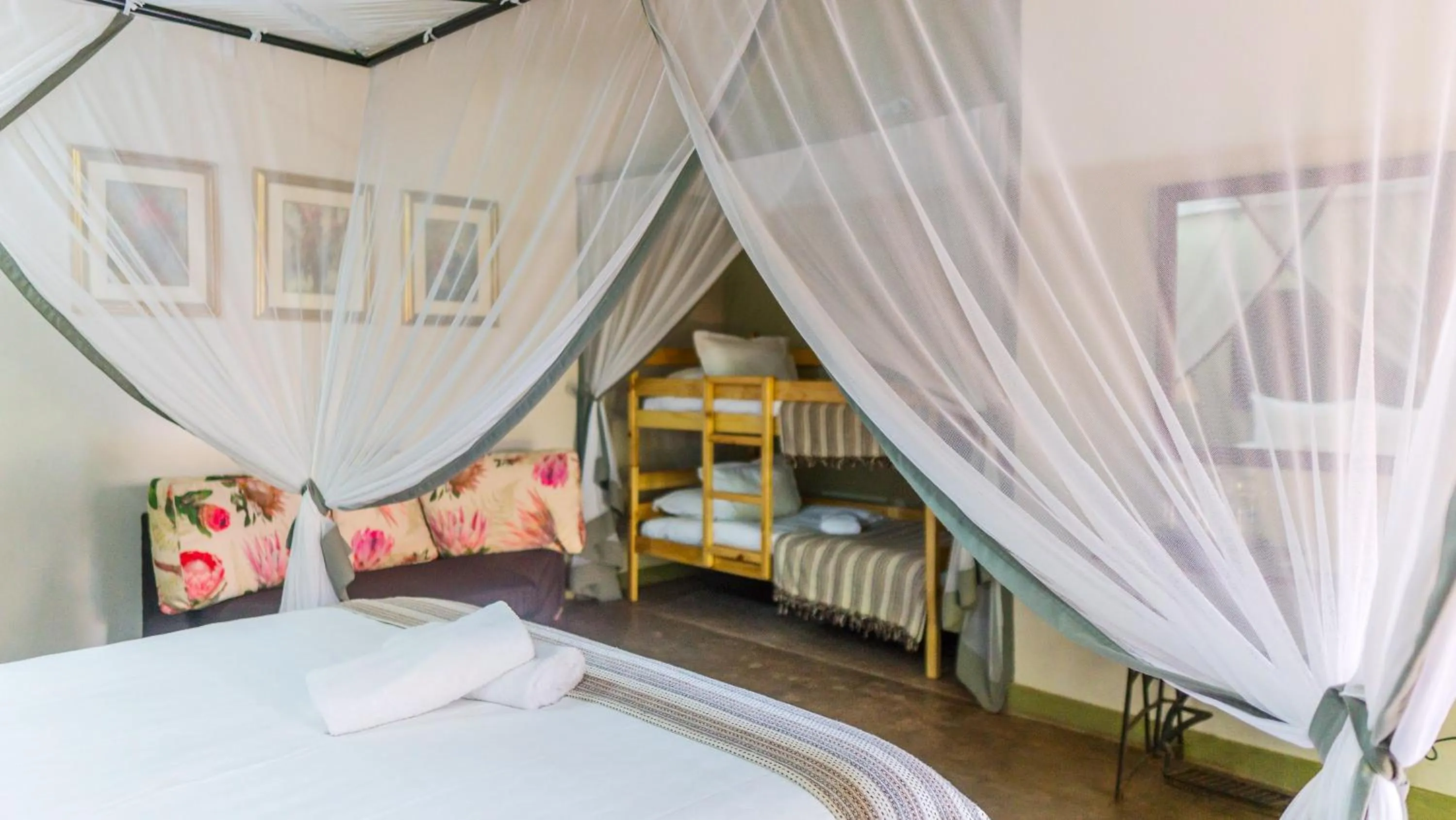 Bedroom, Bed in Nguni Lodge