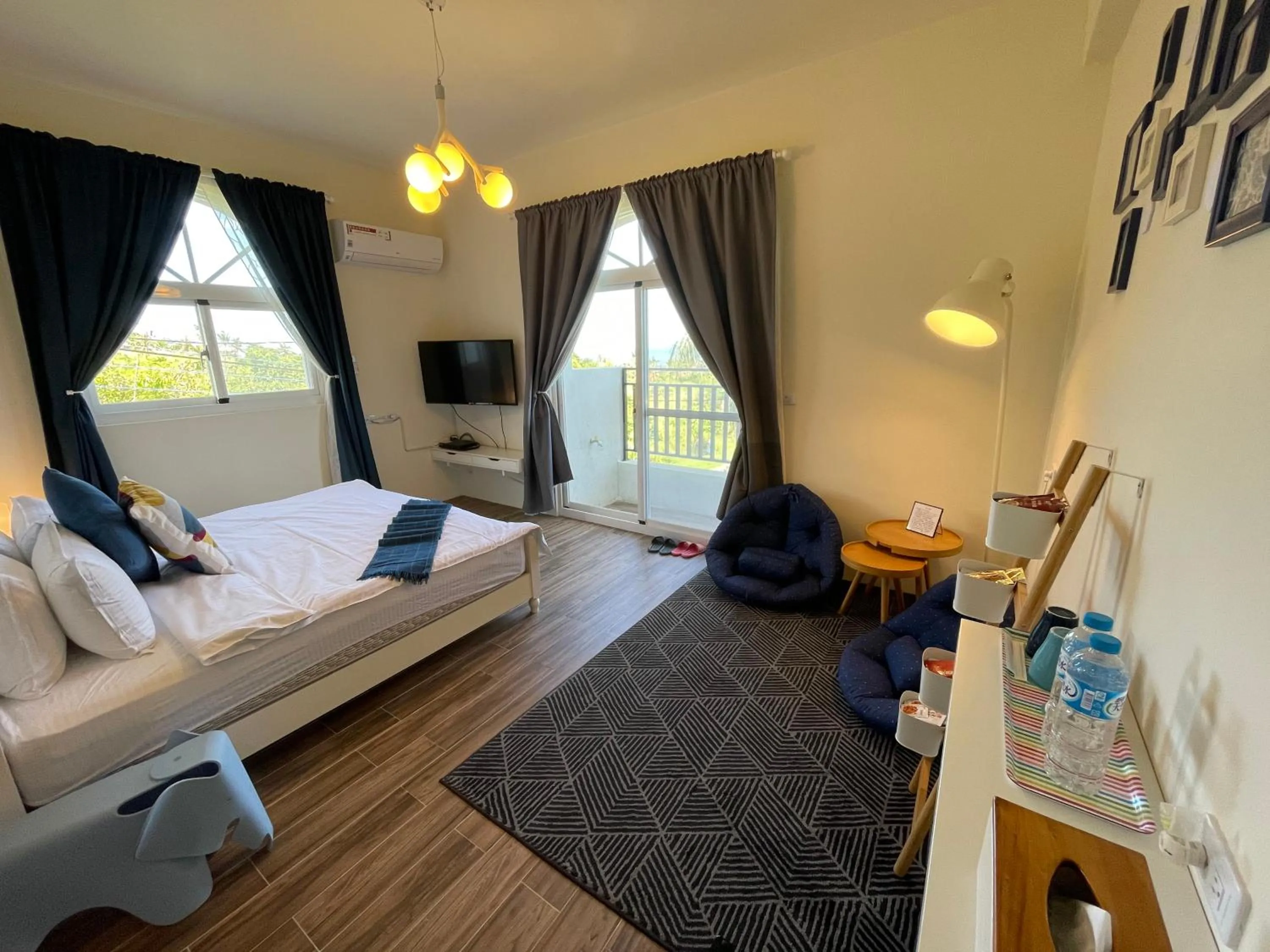 Photo of the whole room, Bed in Lanshan House
