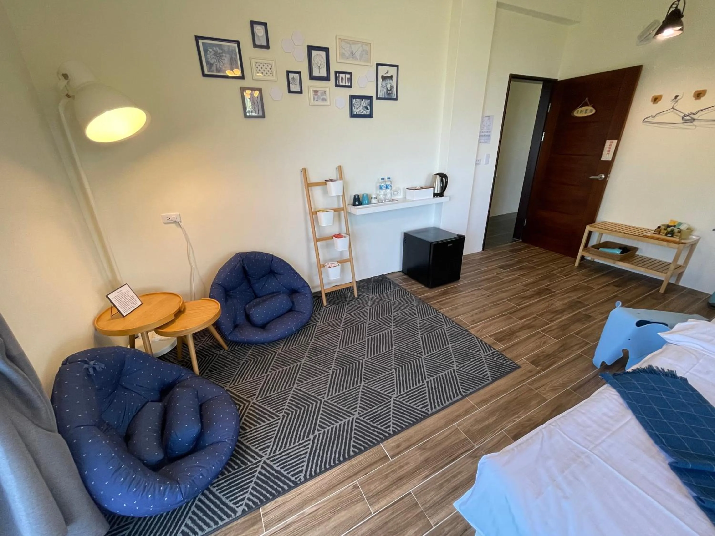 Photo of the whole room, Bed in Lanshan House