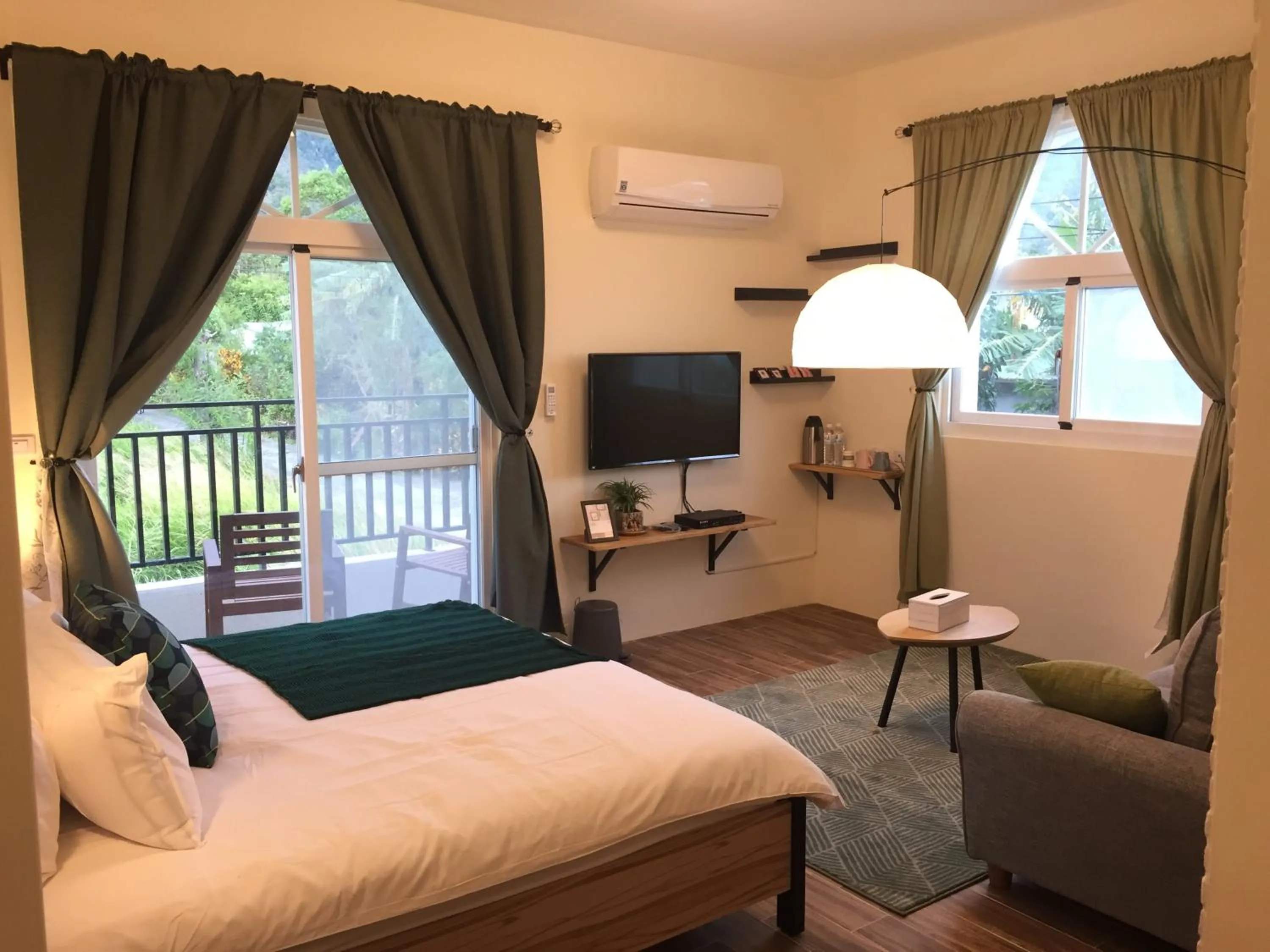 Photo of the whole room, Bed in Lanshan House