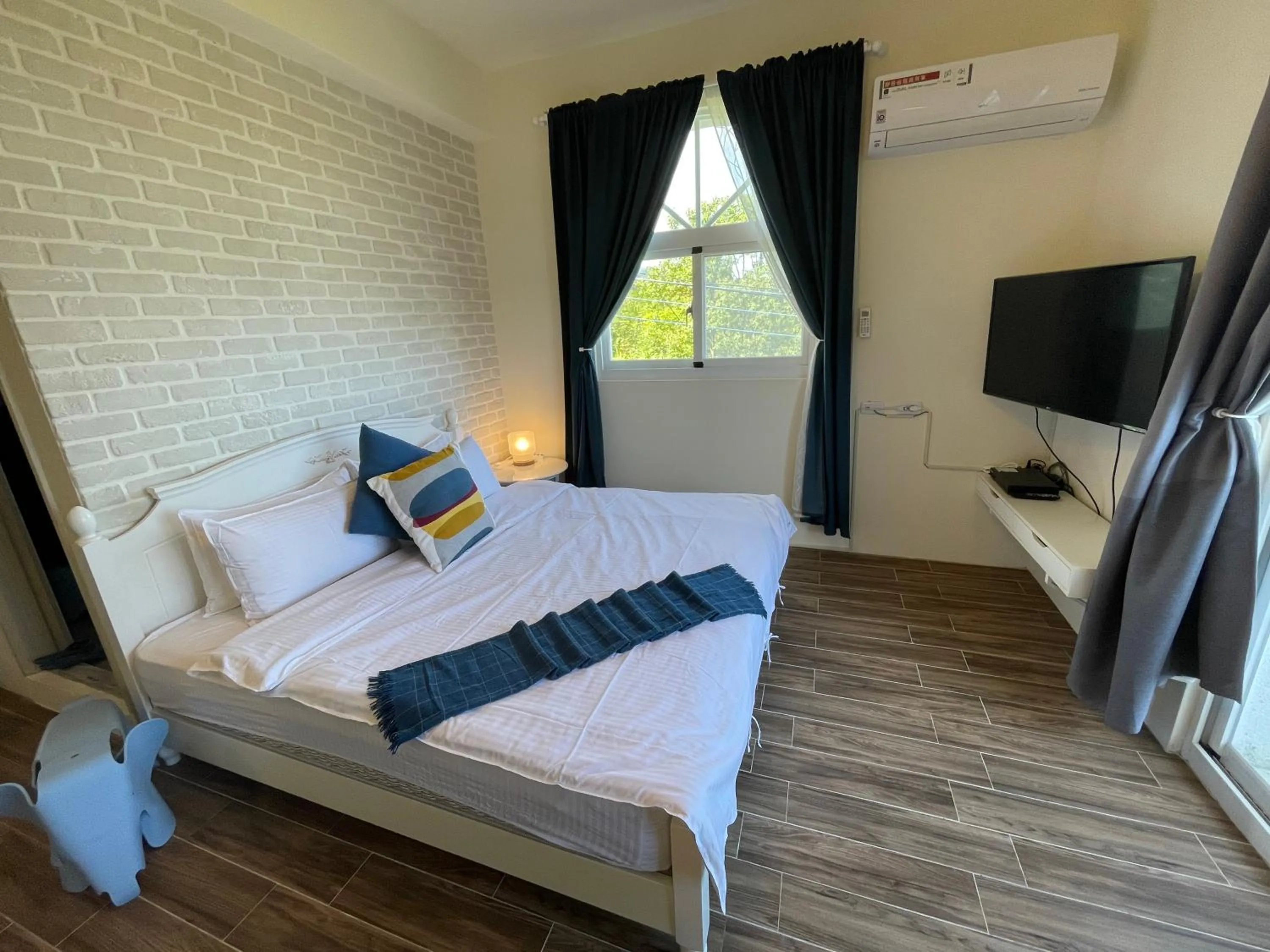 Photo of the whole room, Bed in Lanshan House