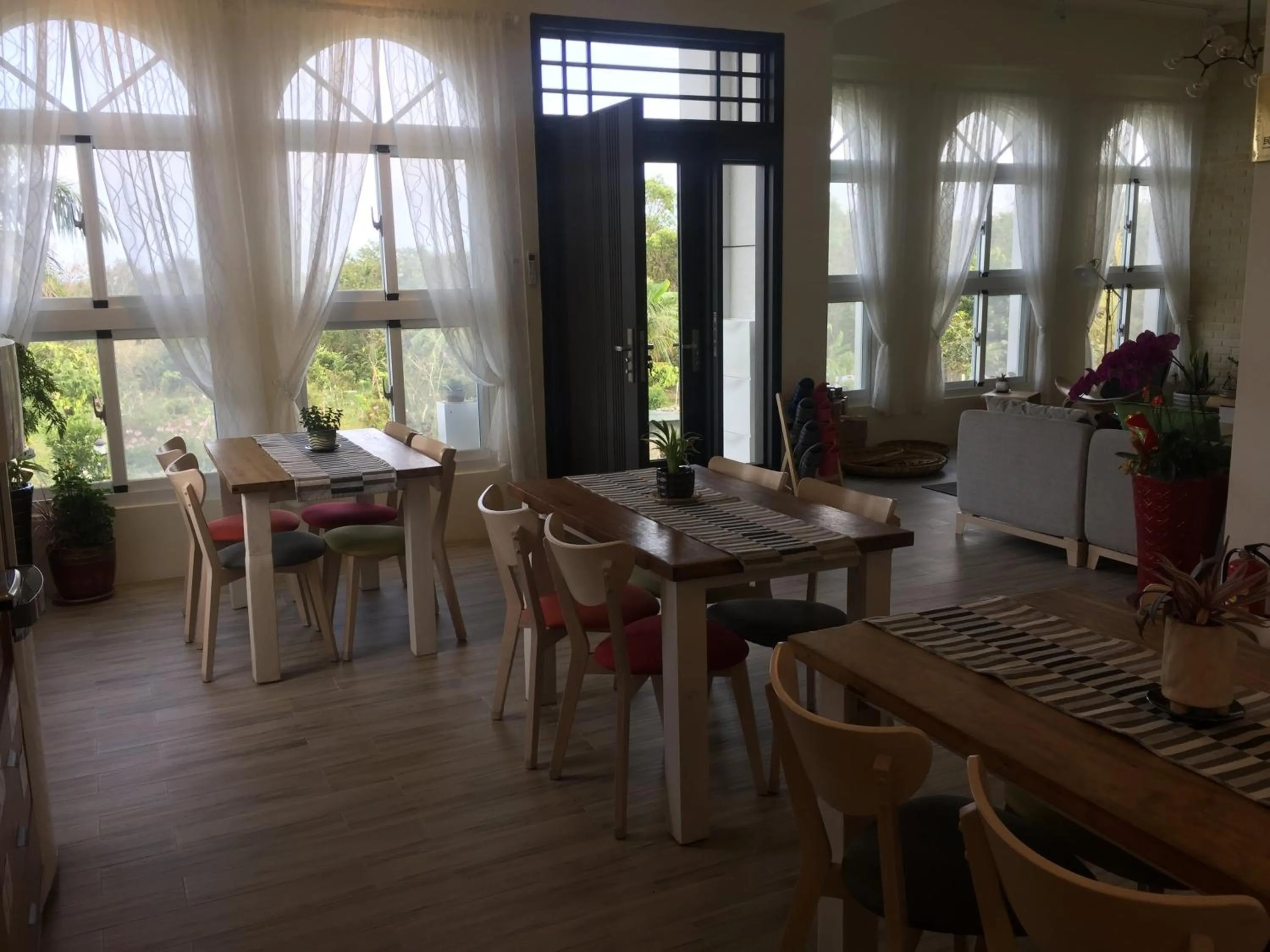 Restaurant/places to eat in Lanshan House