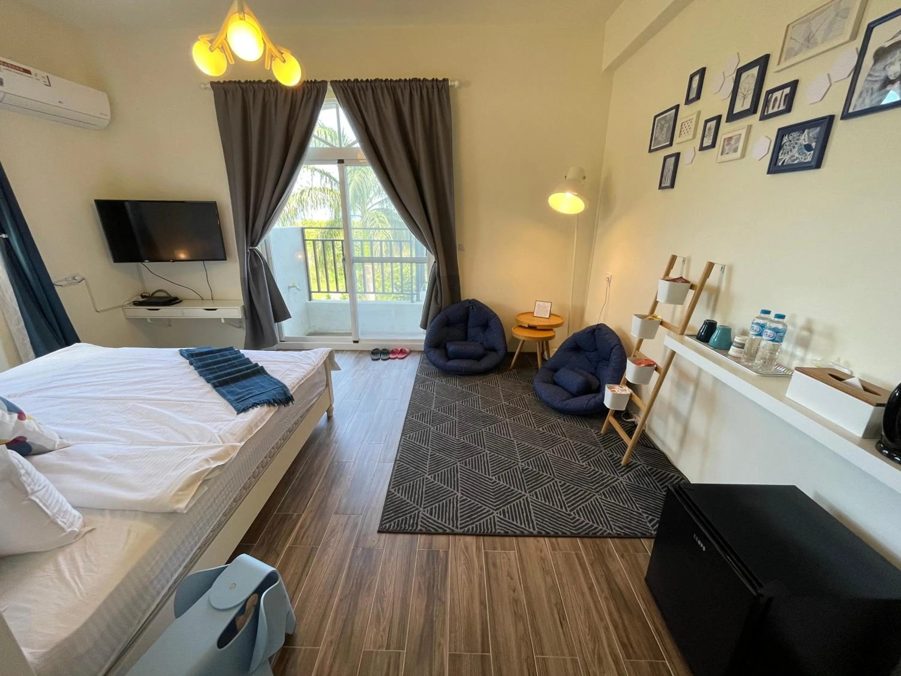 Photo of the whole room, Bed in Lanshan House