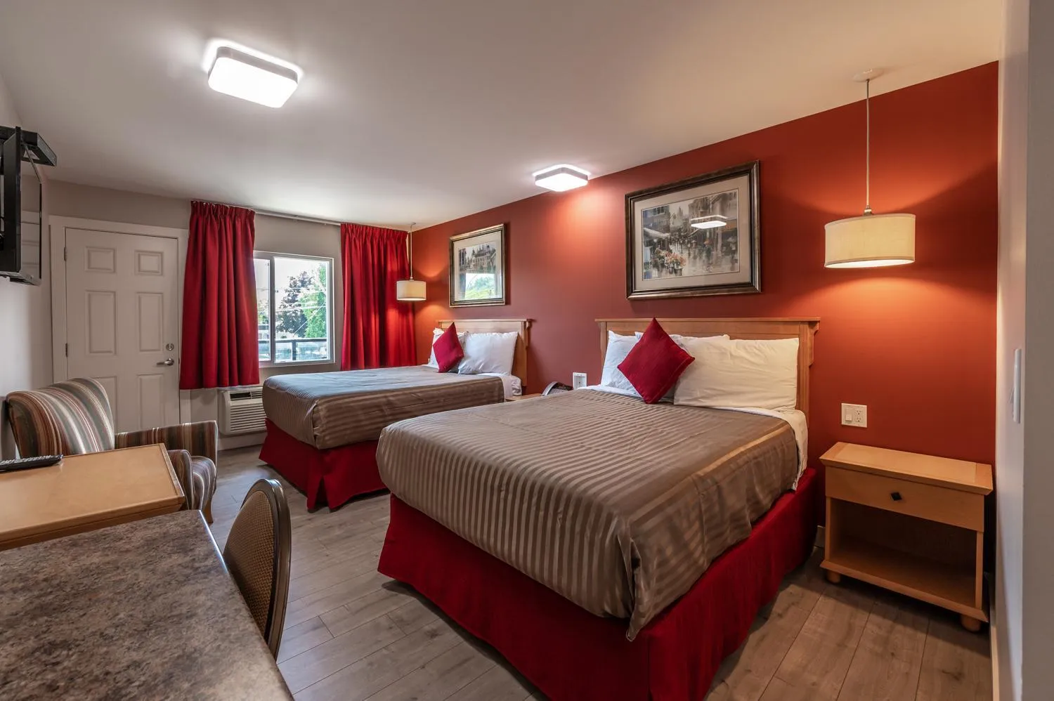 Bed in Sahara Courtyard Inn Penticton