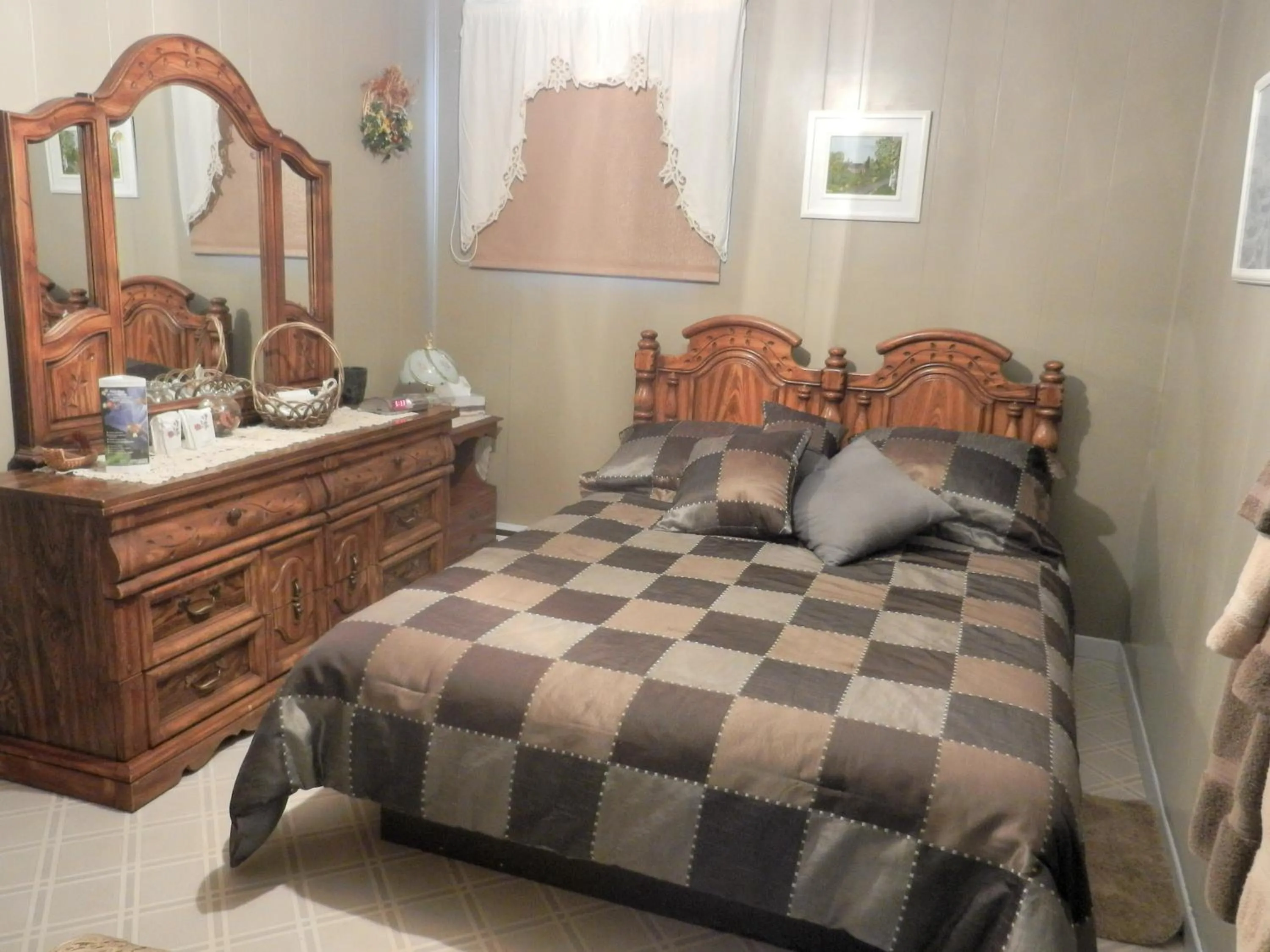 Queen Room - single occupancy in Domaine Joseph Ross Bed and Breakfast