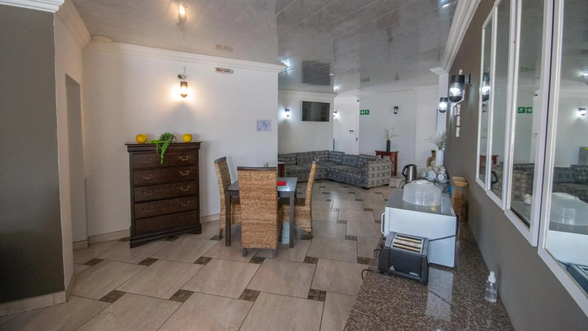 Communal lounge/ TV room in Falling Waters Guest House