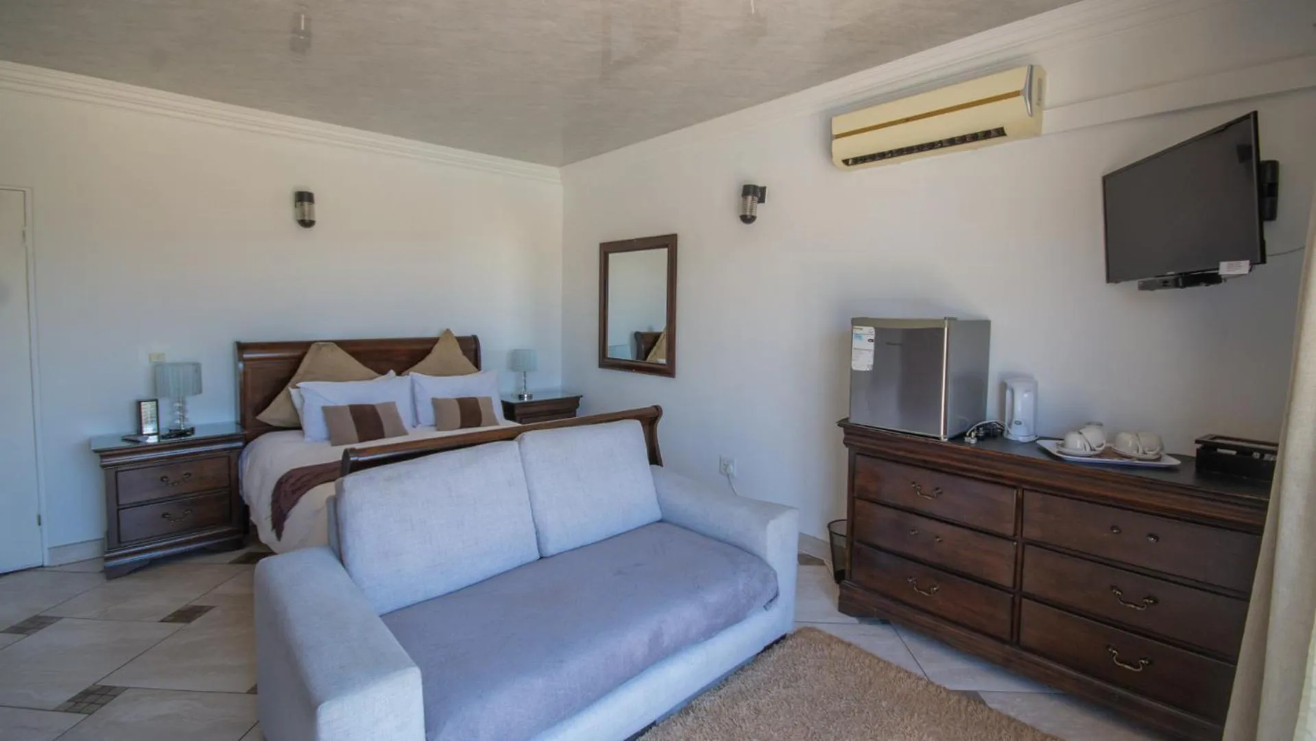 Bedroom, Bed in Falling Waters Guest House