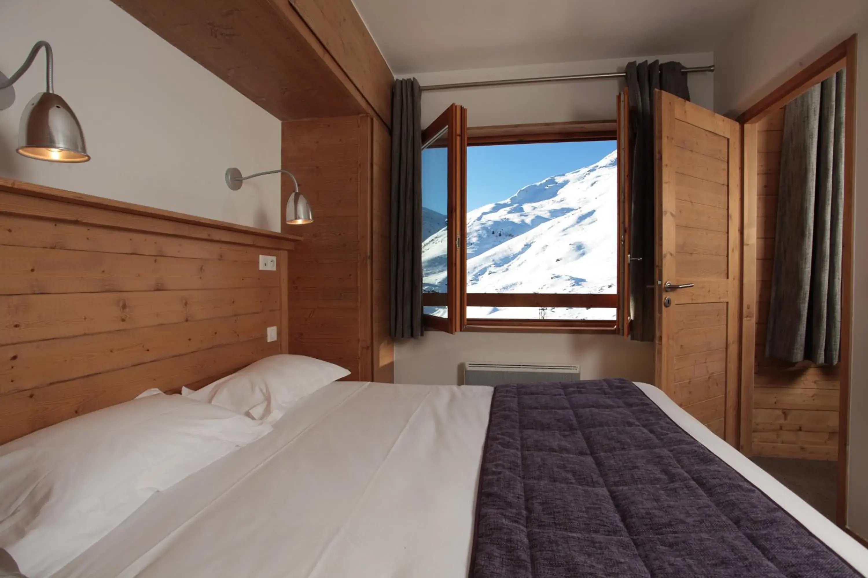 Valley Suite (2 Adults + 2 Children) in Le Chalet du Mont Vallon Spa Resort Valley Suite (2 Adults + 2 Children) in Le Chalet du Mont Vallon Spa Resort