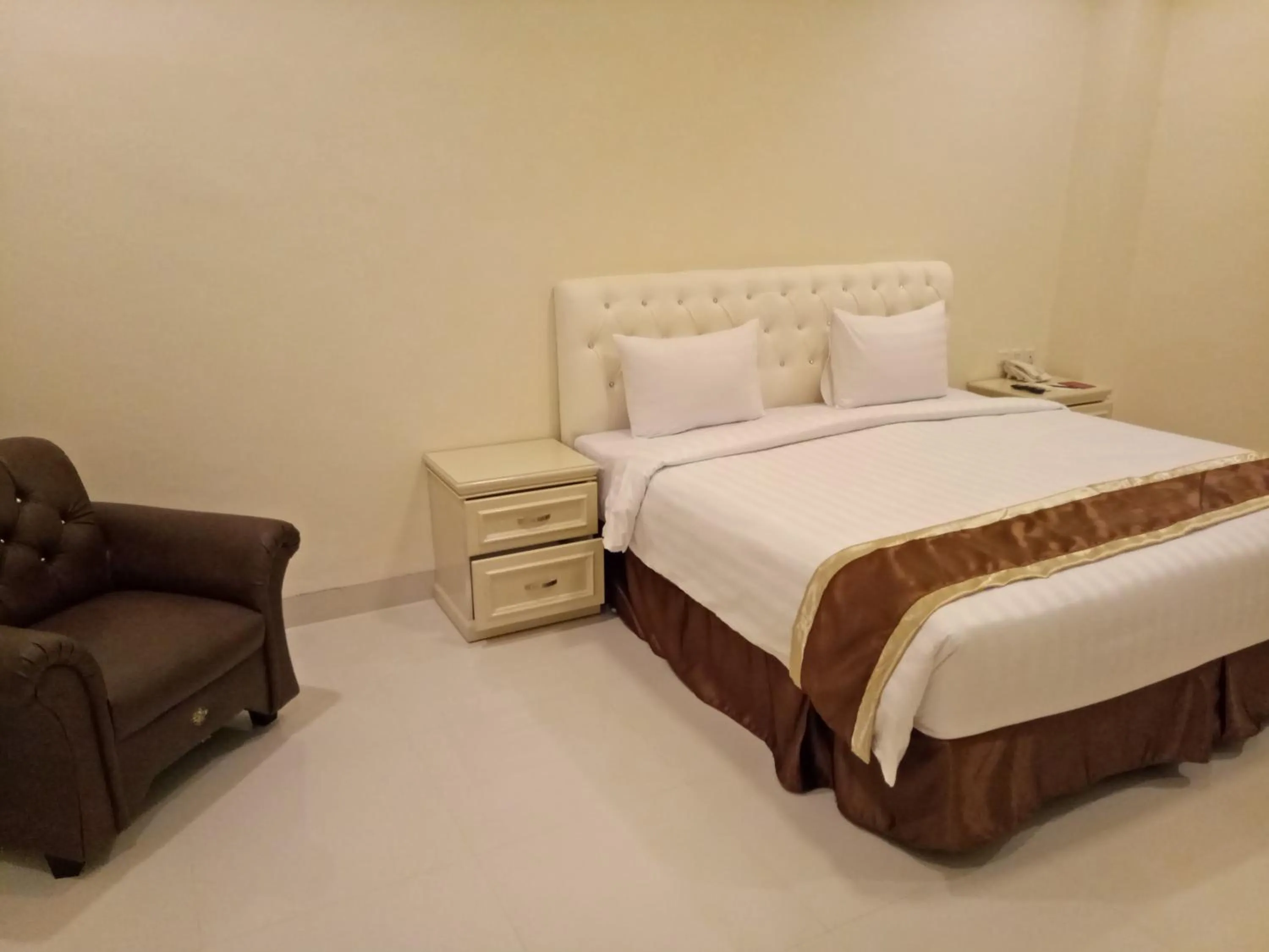 Bed in Grand Town Hotel Mandai