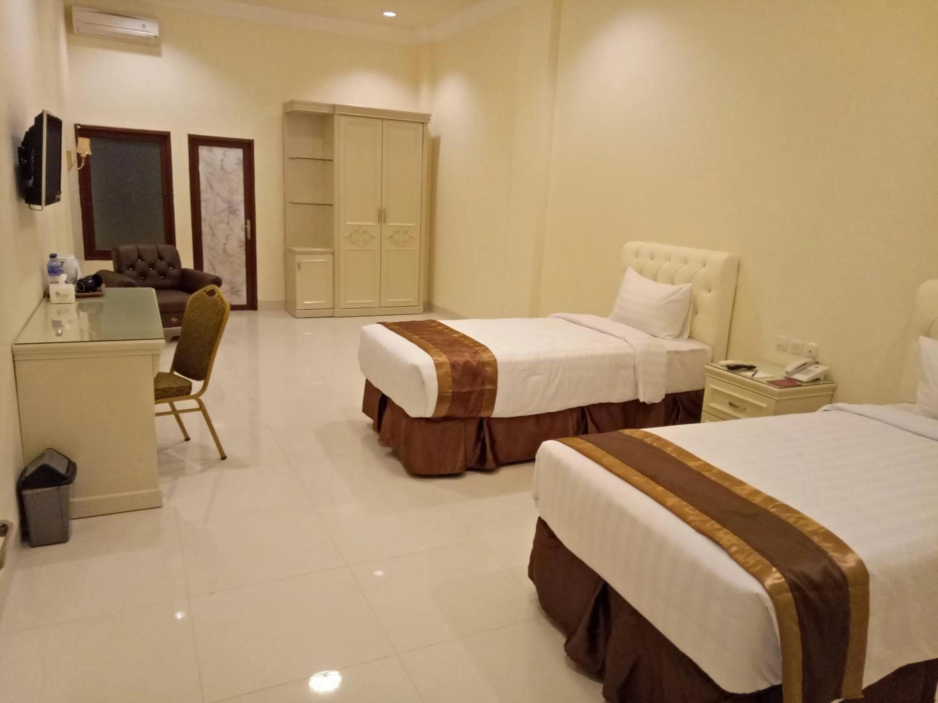 Bed in Grand Town Hotel Mandai