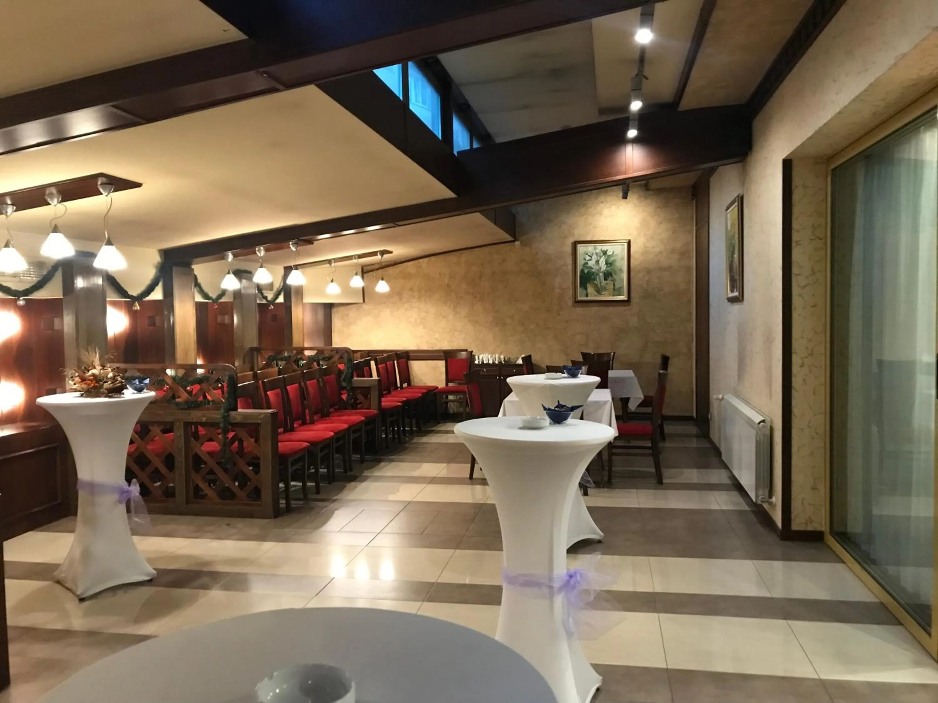 Restaurant/places to eat in Hotel Rai