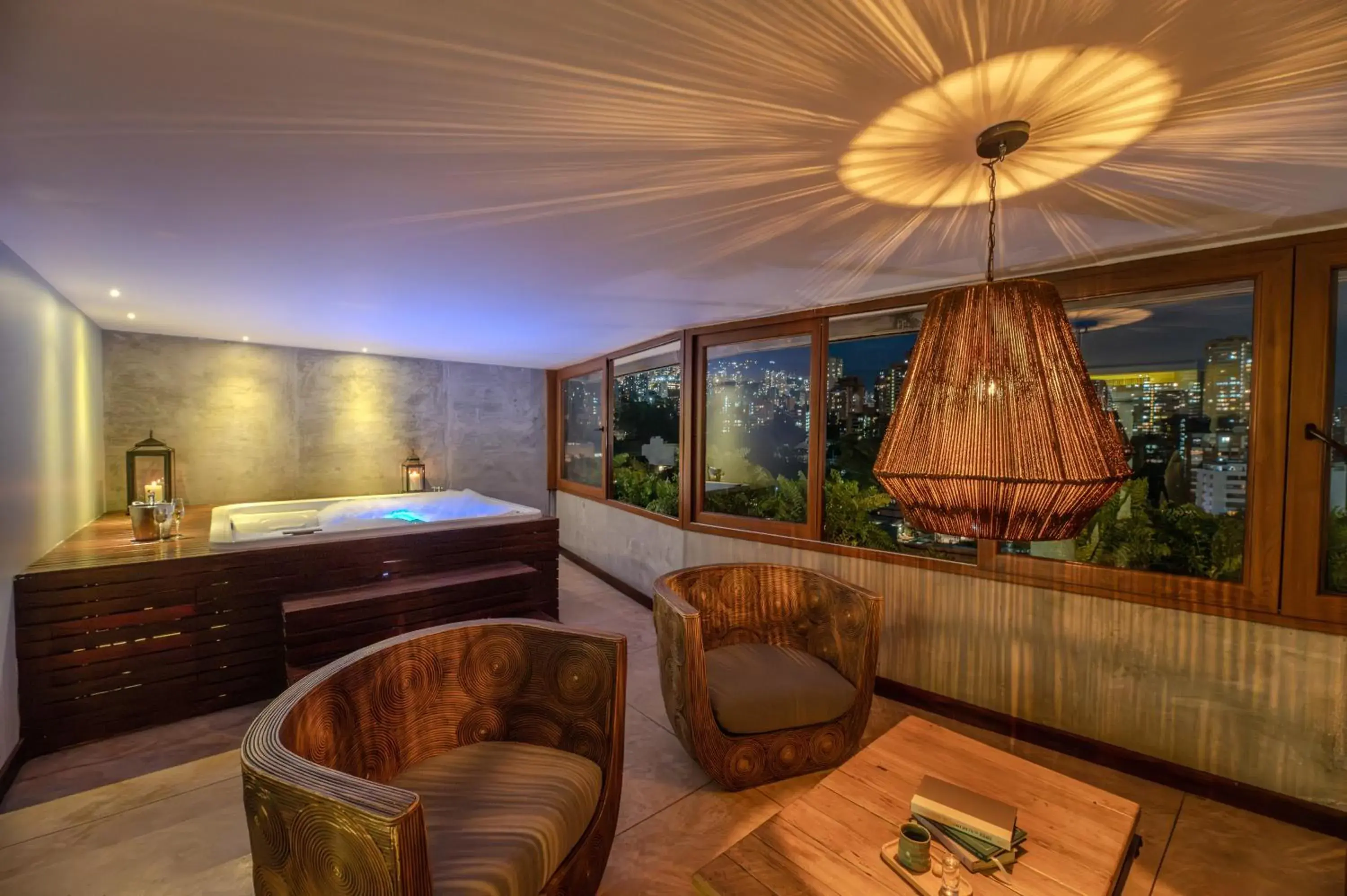 Hot Tub, Bed in The Charlee Hotel Hot Tub, Bed in The Charlee Hotel