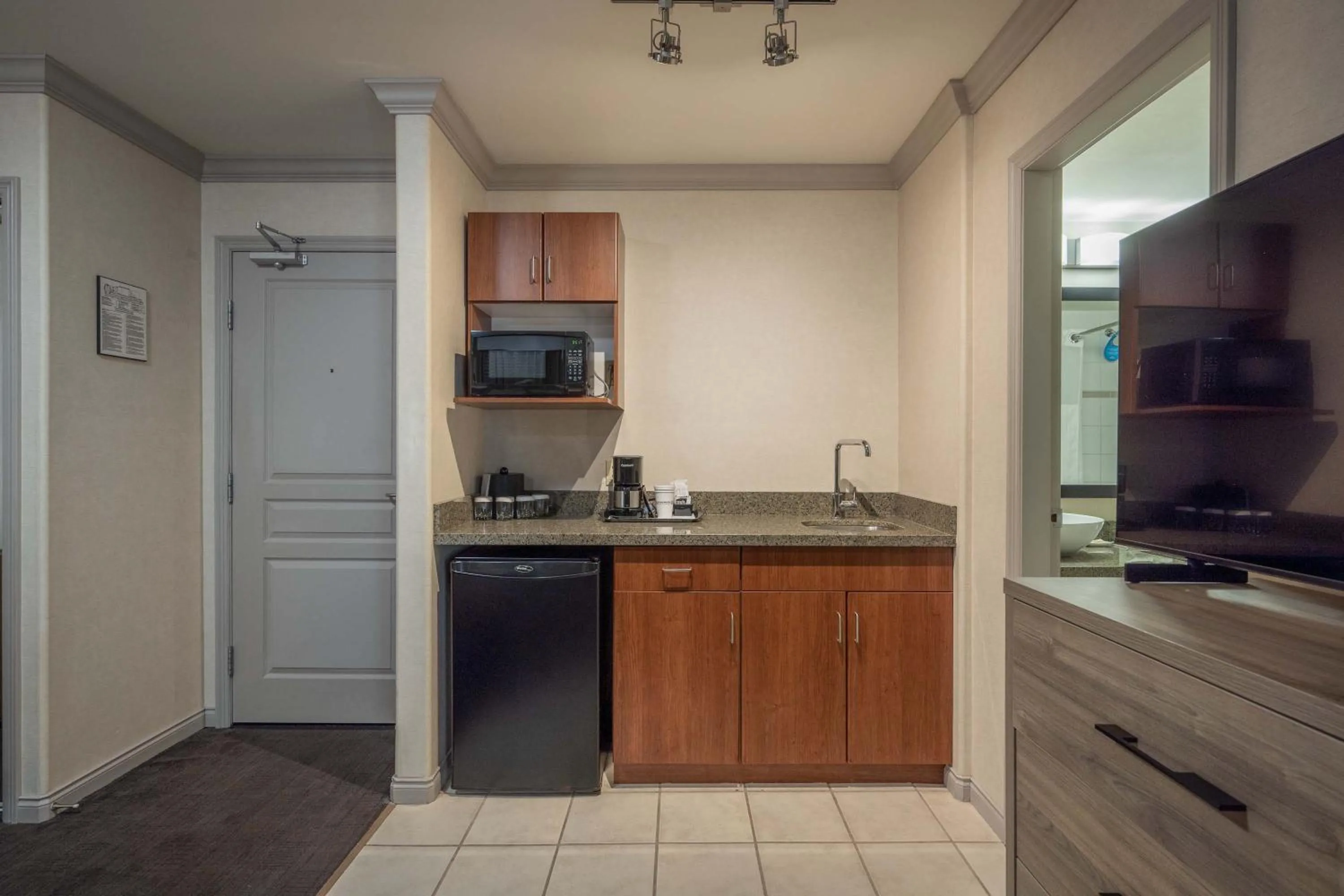 Kitchen or kitchenette in Sandman Hotel & Suites Winnipeg Airport