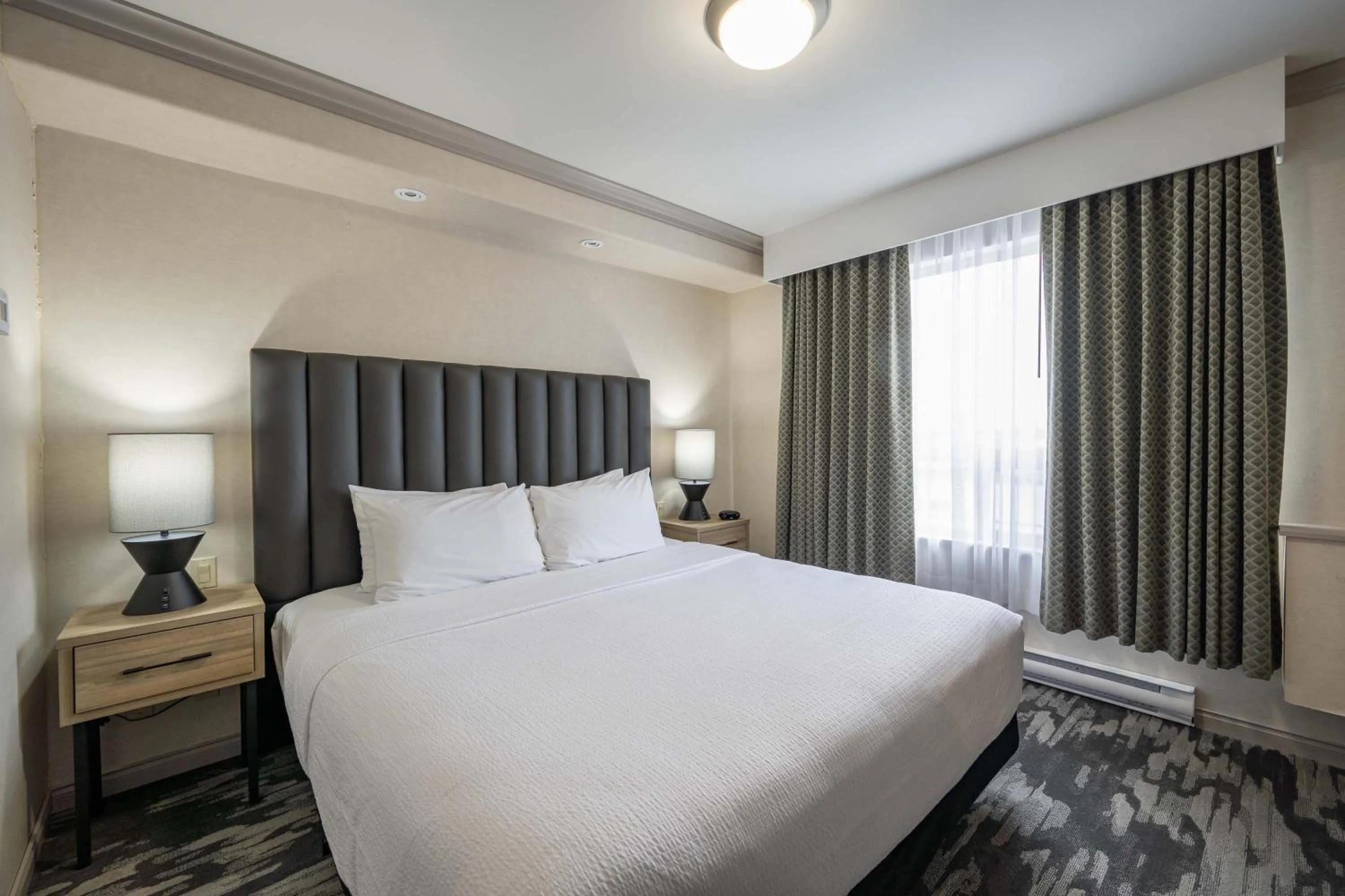 Photo of the whole room, Bed in Sandman Hotel & Suites Winnipeg Airport