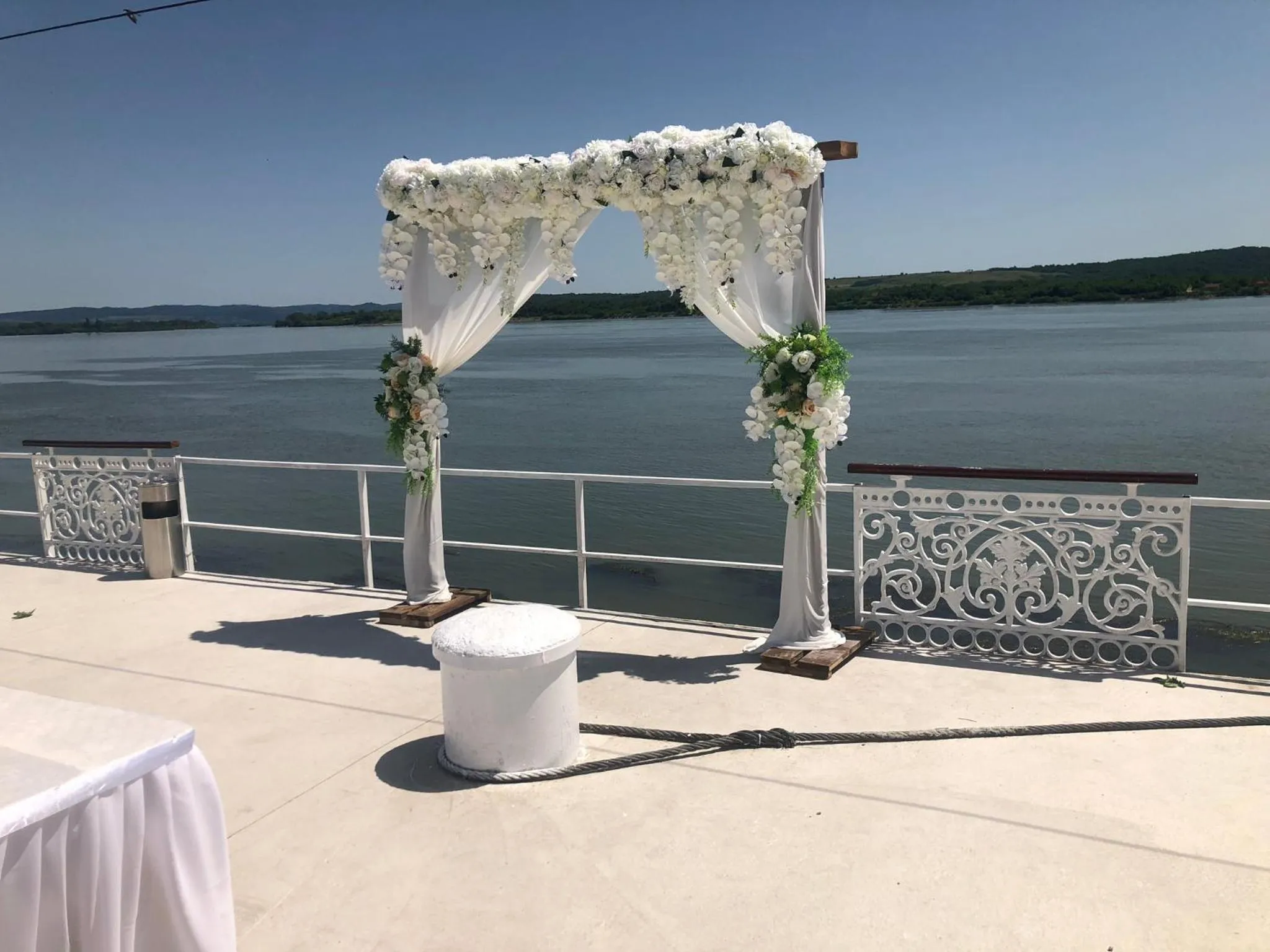 Restaurant/places to eat in Hotel Condor