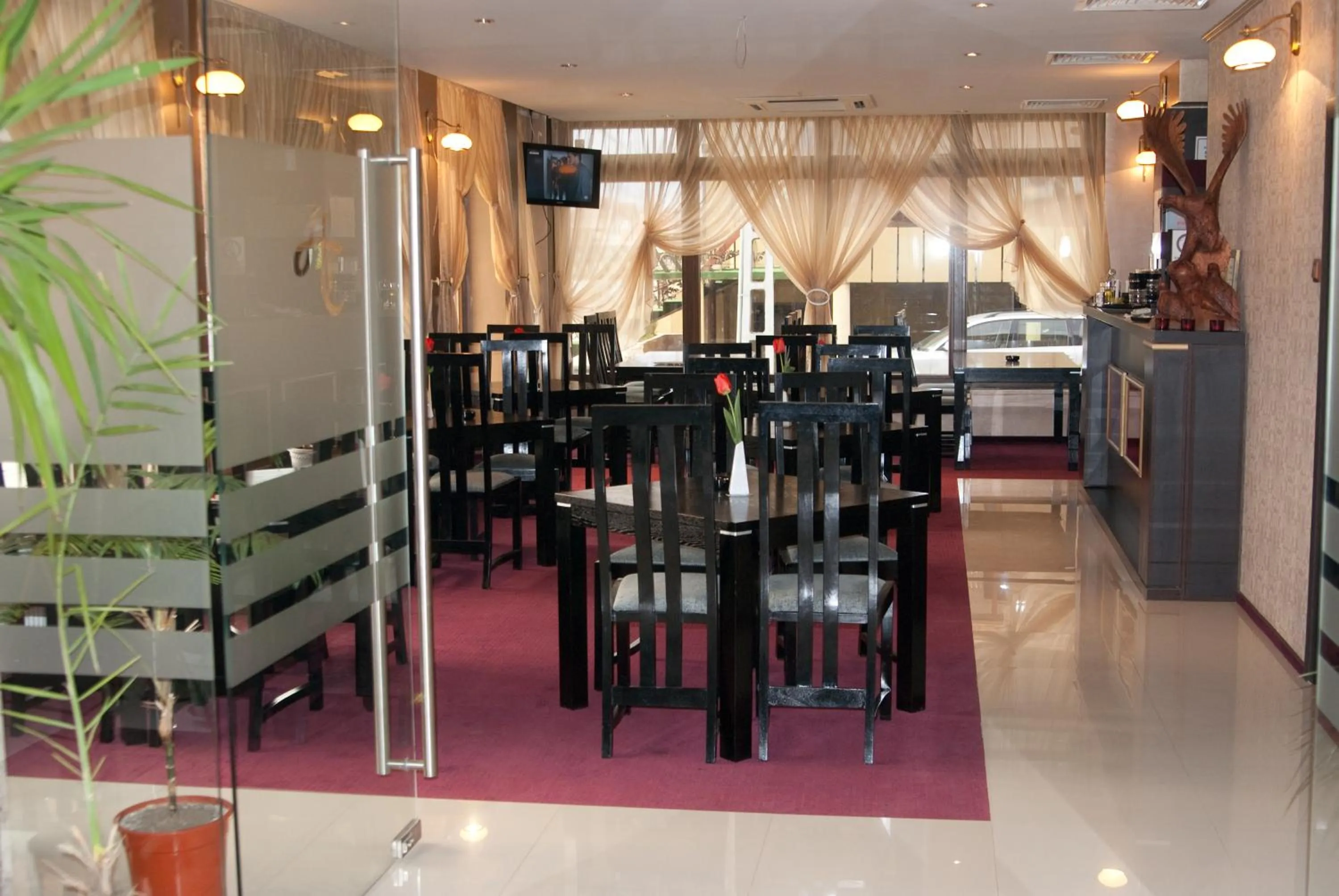 Restaurant/places to eat in Hotel Condor