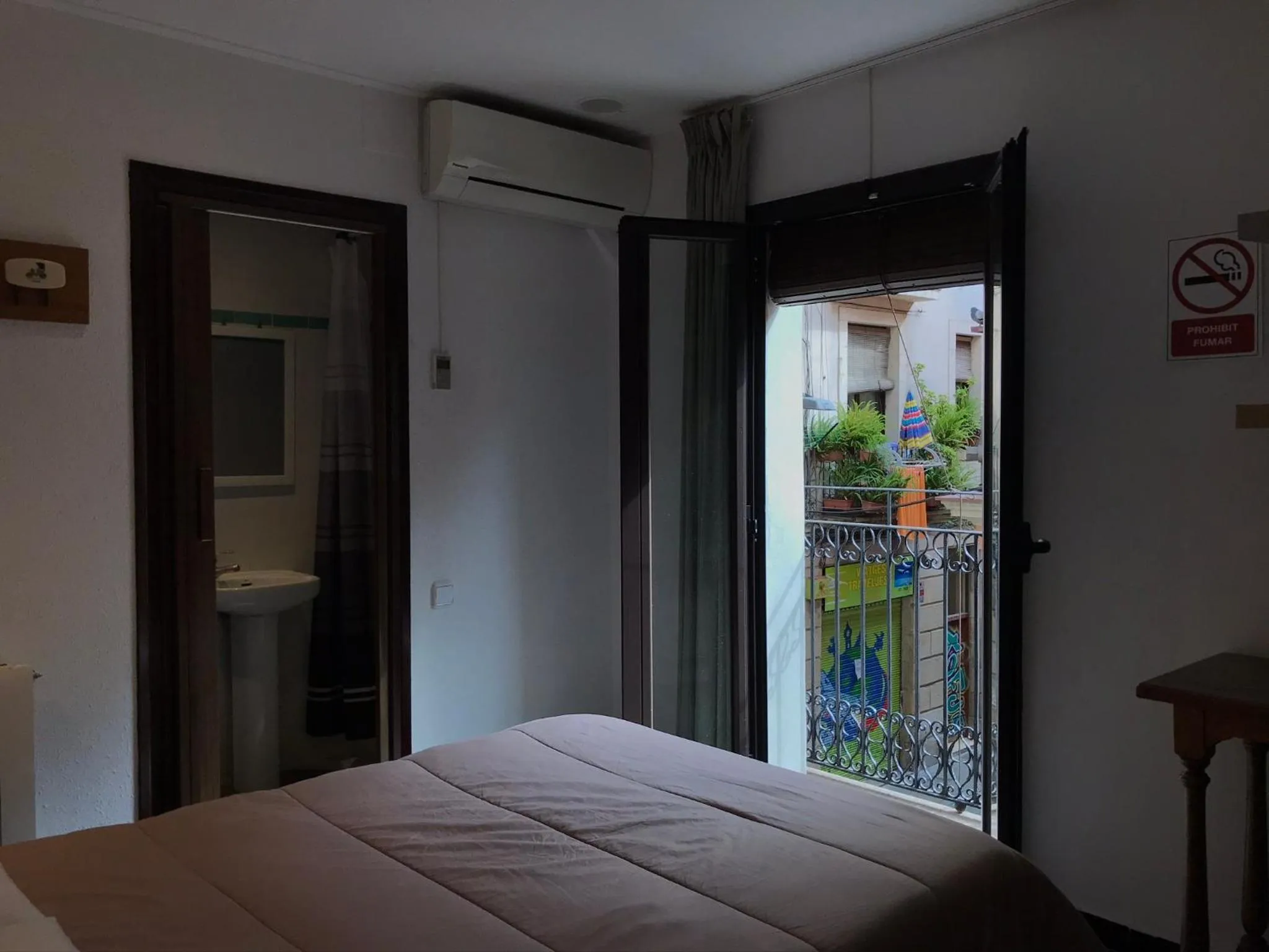 Bed in Hostal Radio Barcelona