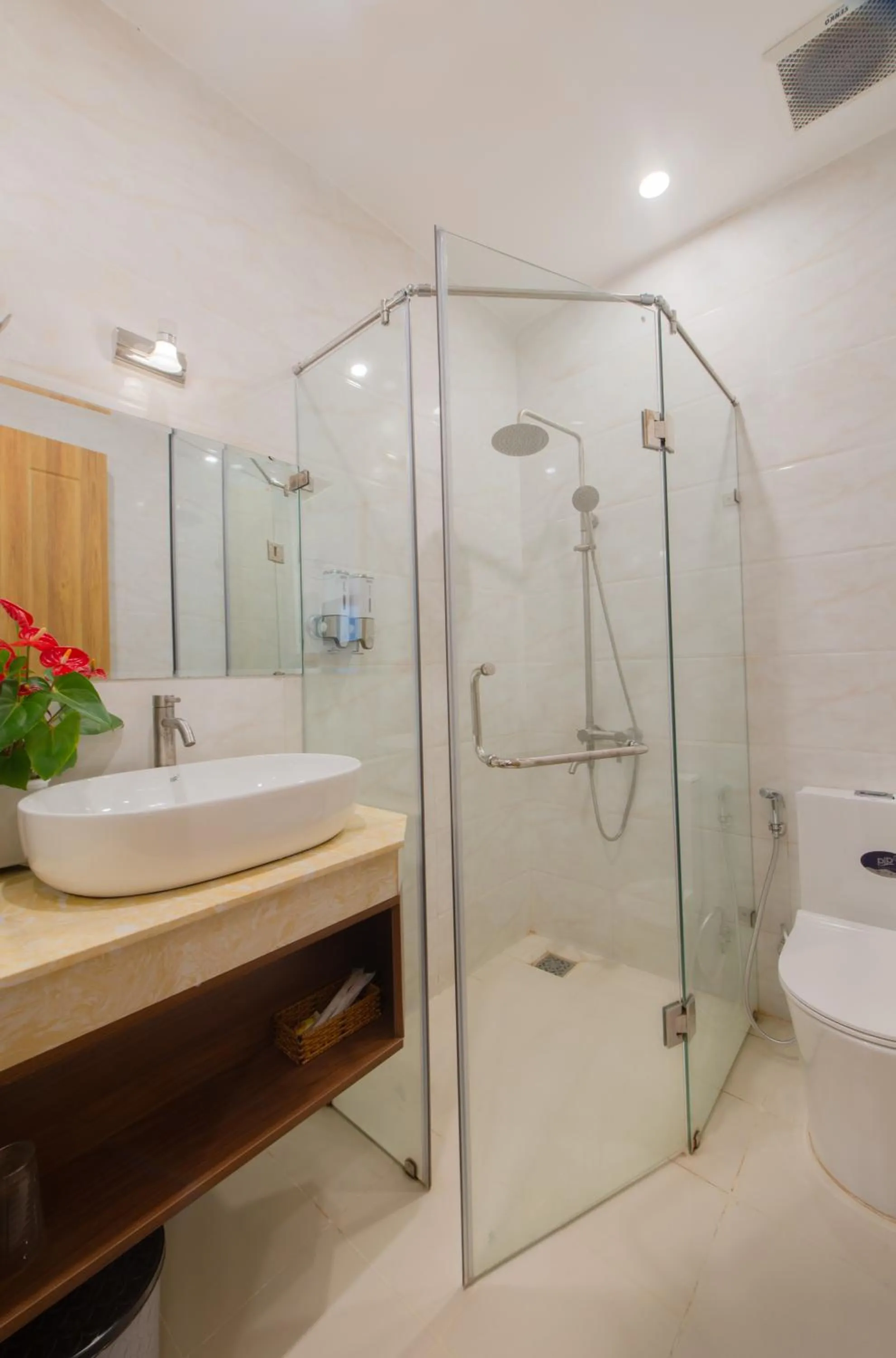 Toilet in Duy Vinh Hotel Dalat