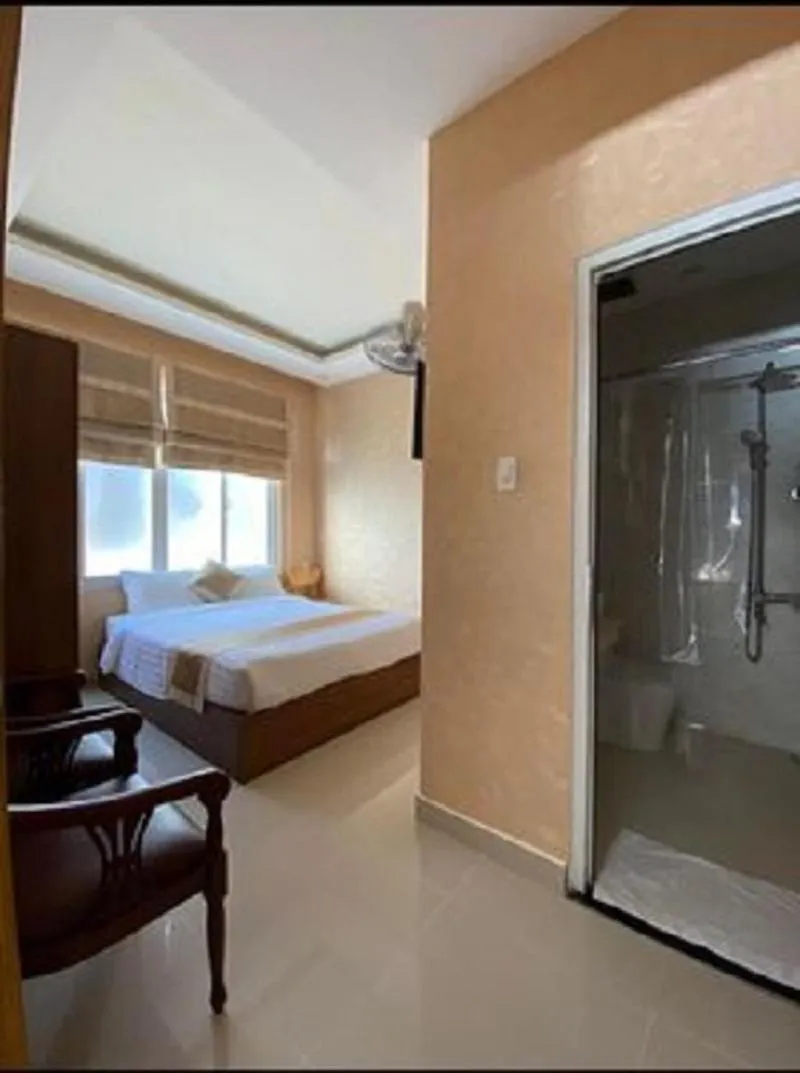 Shower, Bed in Duy Vinh Hotel Dalat