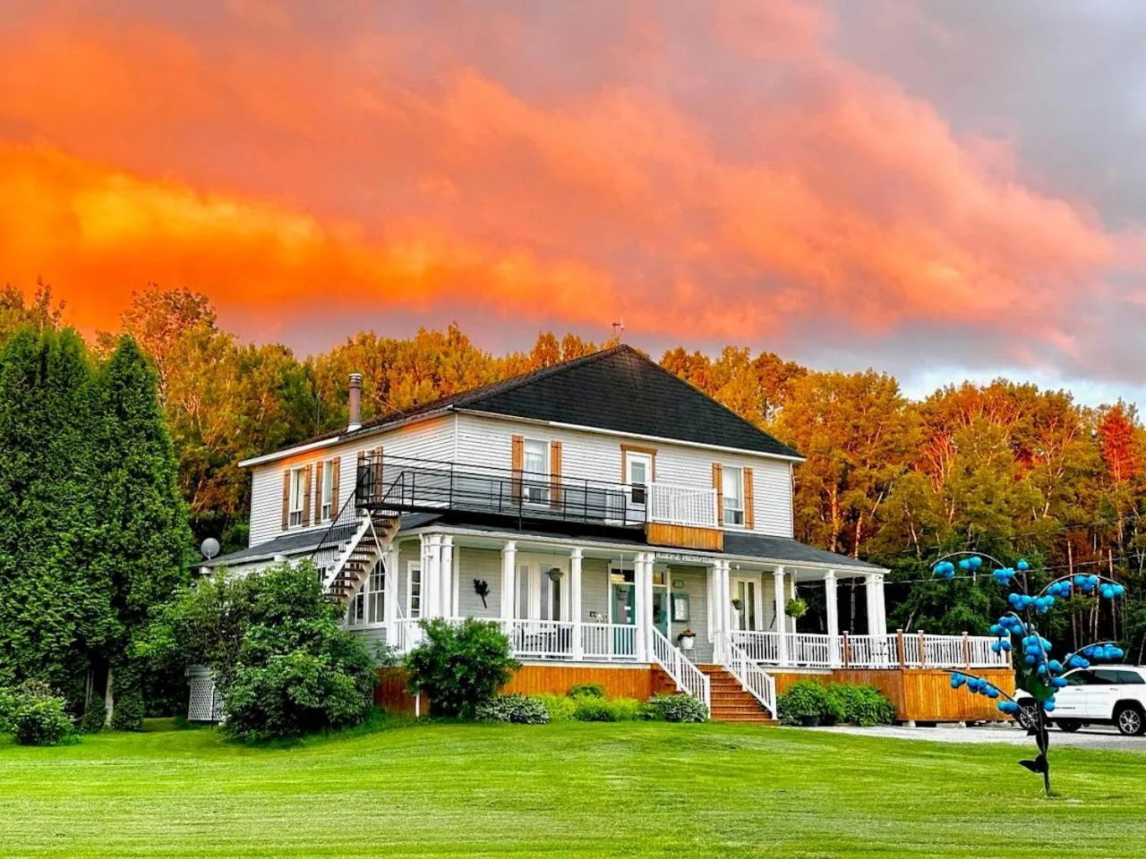 Property building in Auberge Presbytere Mont Lac-Vert