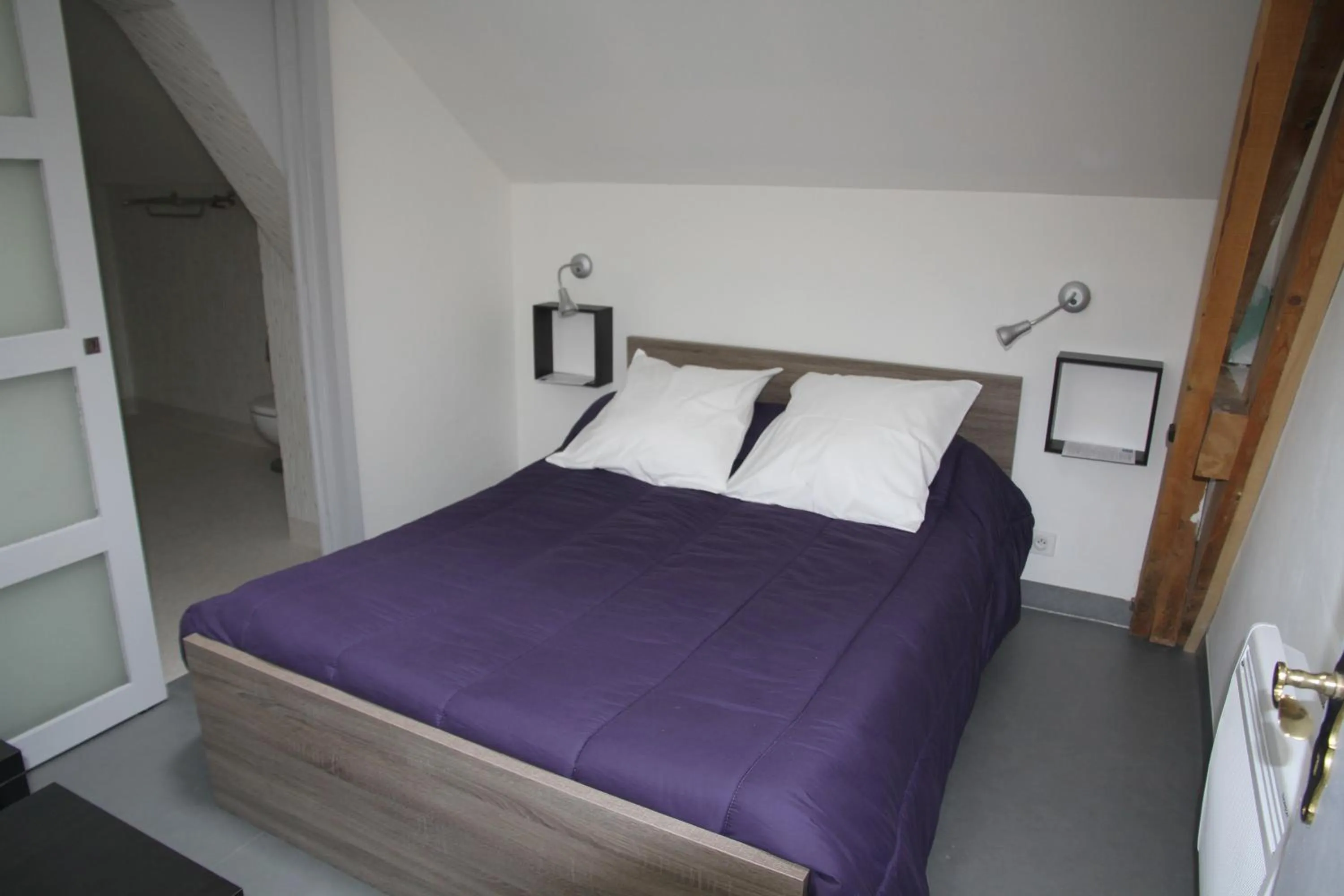 Bed in Auberge Saint Jacques