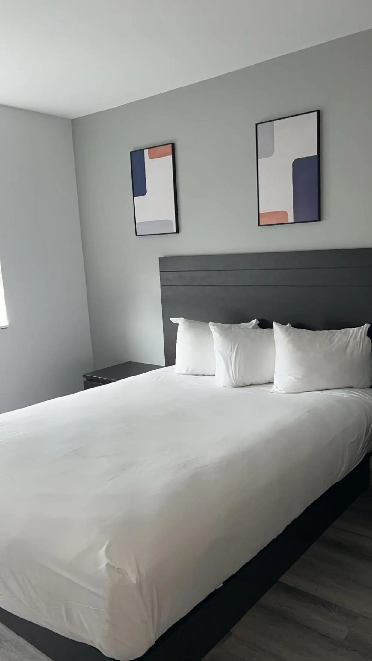 Bedroom, Bed in Hotel Newstar Montréal