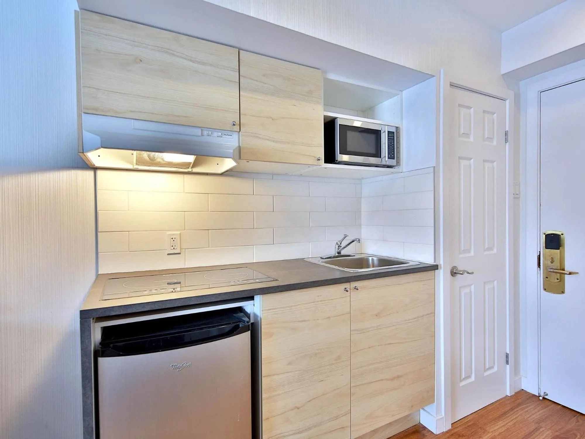 kitchen in Hotel Newstar Montréal