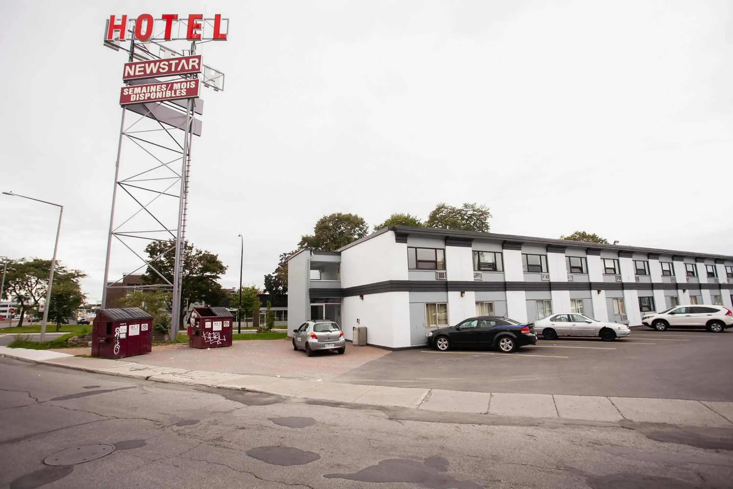 Property building in Hotel Newstar Montréal Property building in Hotel Newstar Montréal