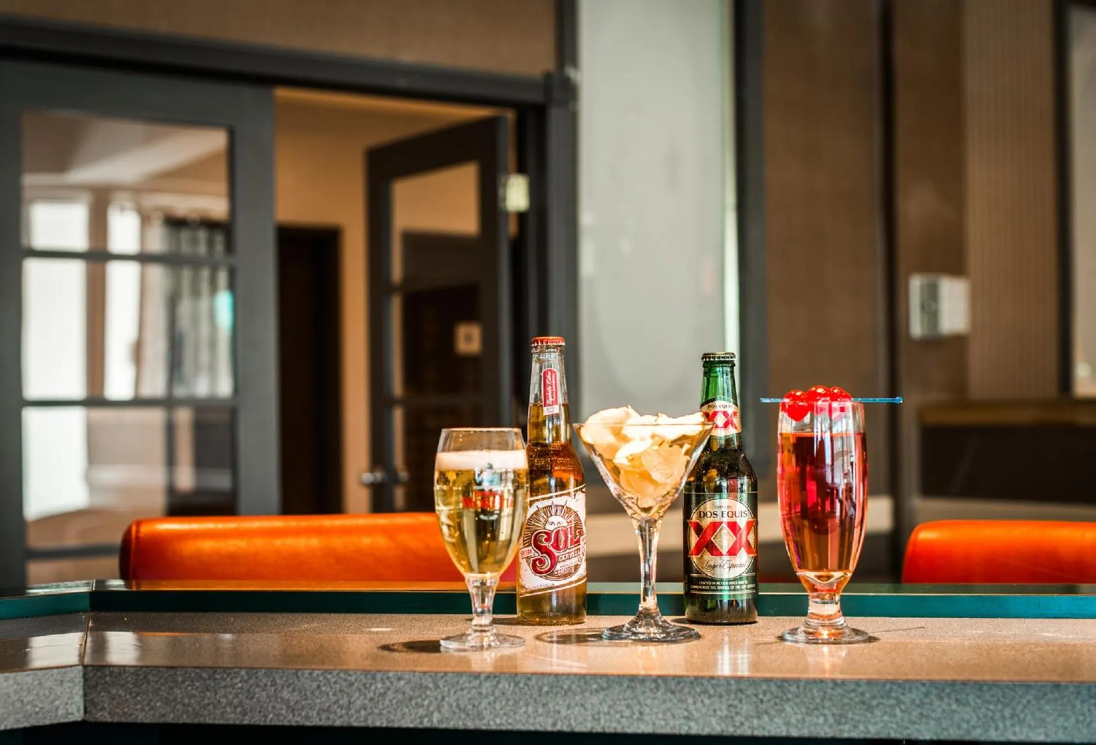 Lounge or bar in Hotel Newstar Montréal