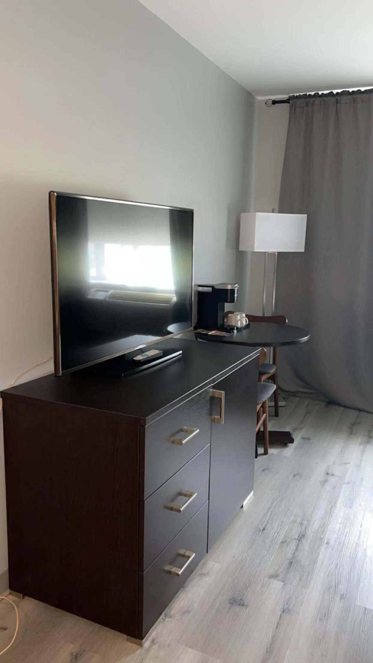 Photo of the whole room in Hotel Newstar Montréal