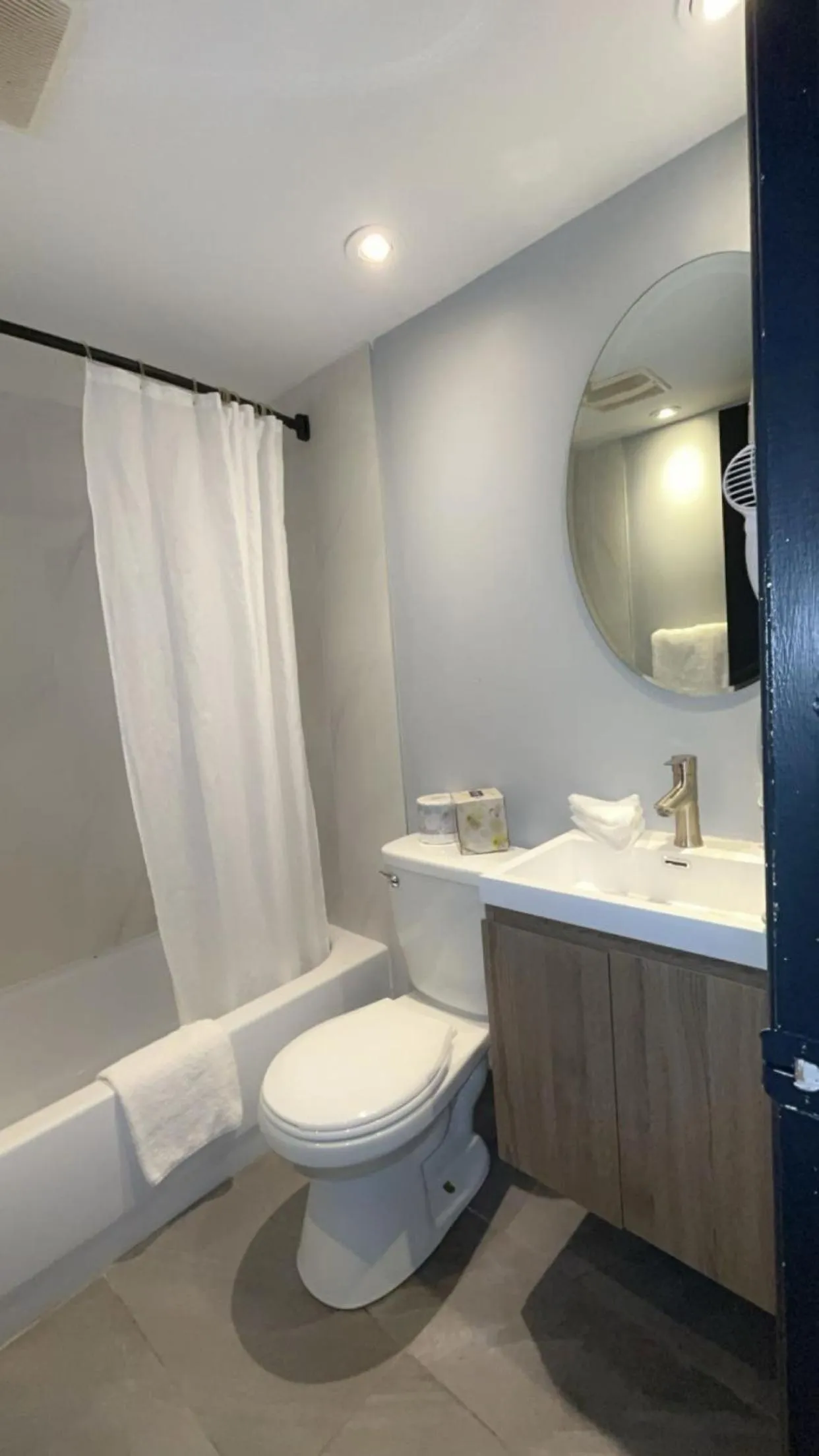 Bathroom in Hotel Newstar Montréal