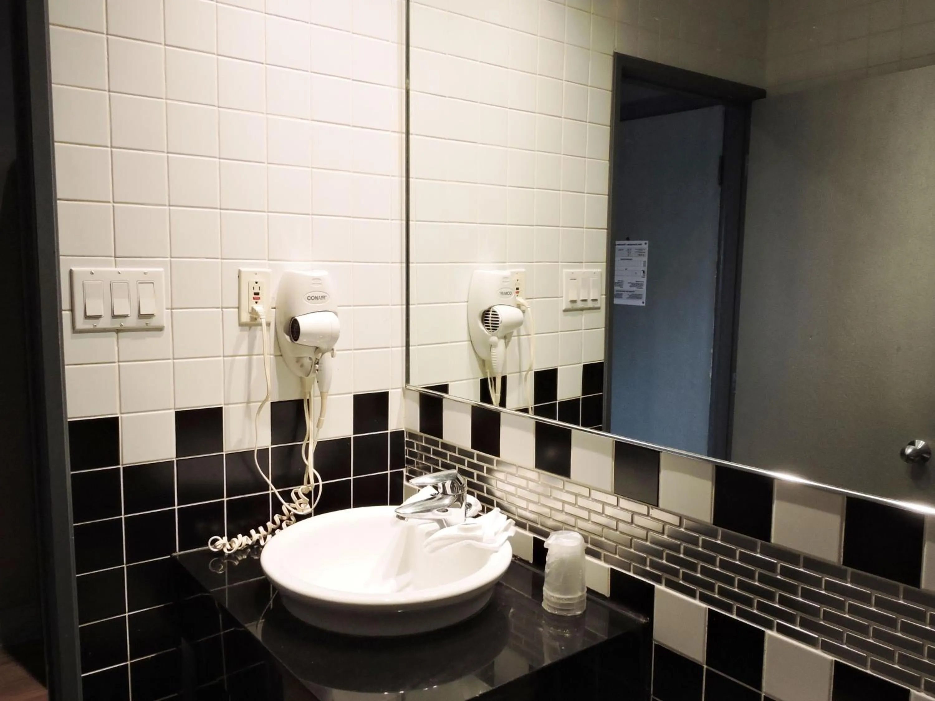 Bathroom in Hotel Newstar Montréal