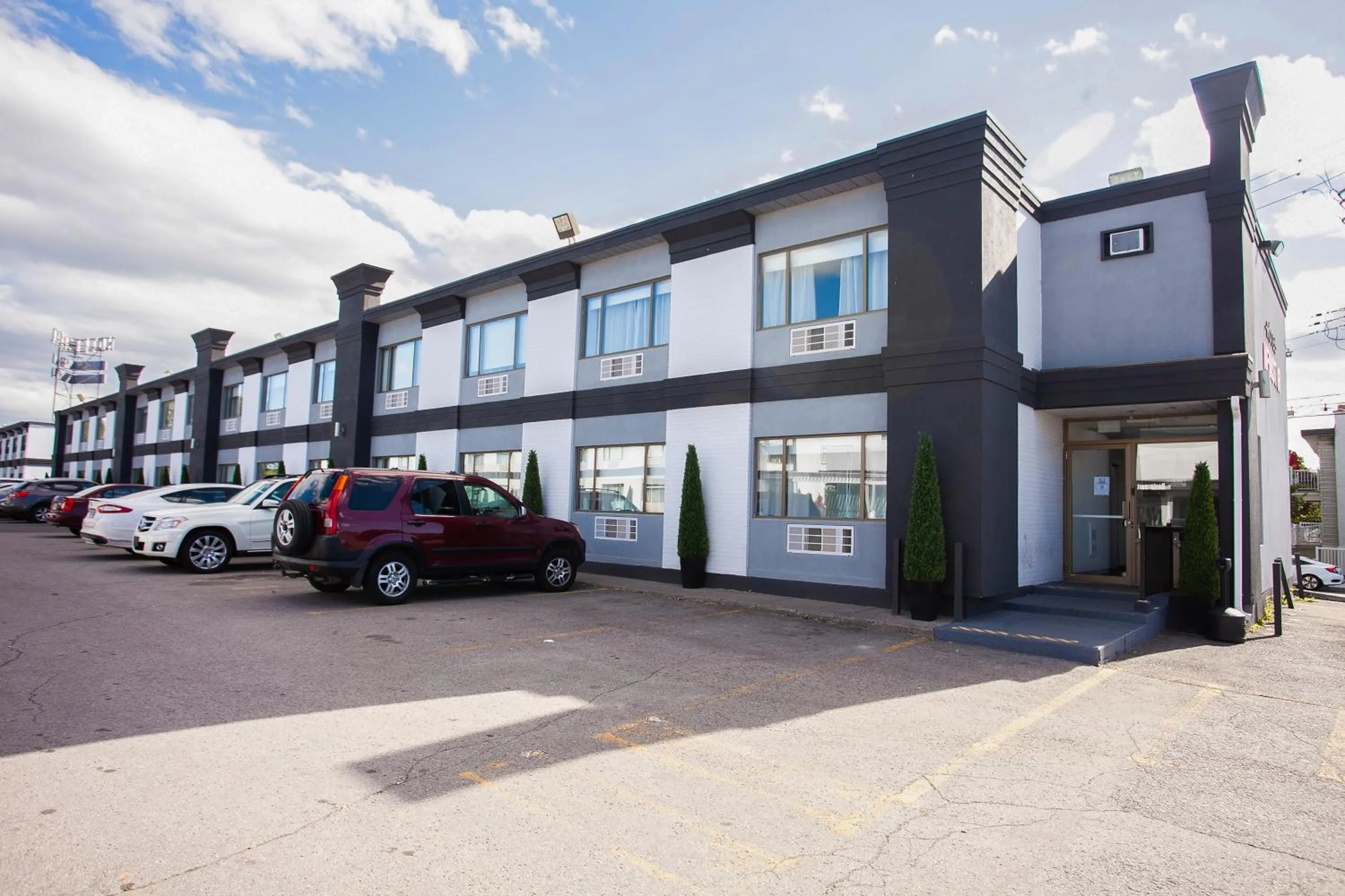Facade/entrance in Hotel Newstar Montréal