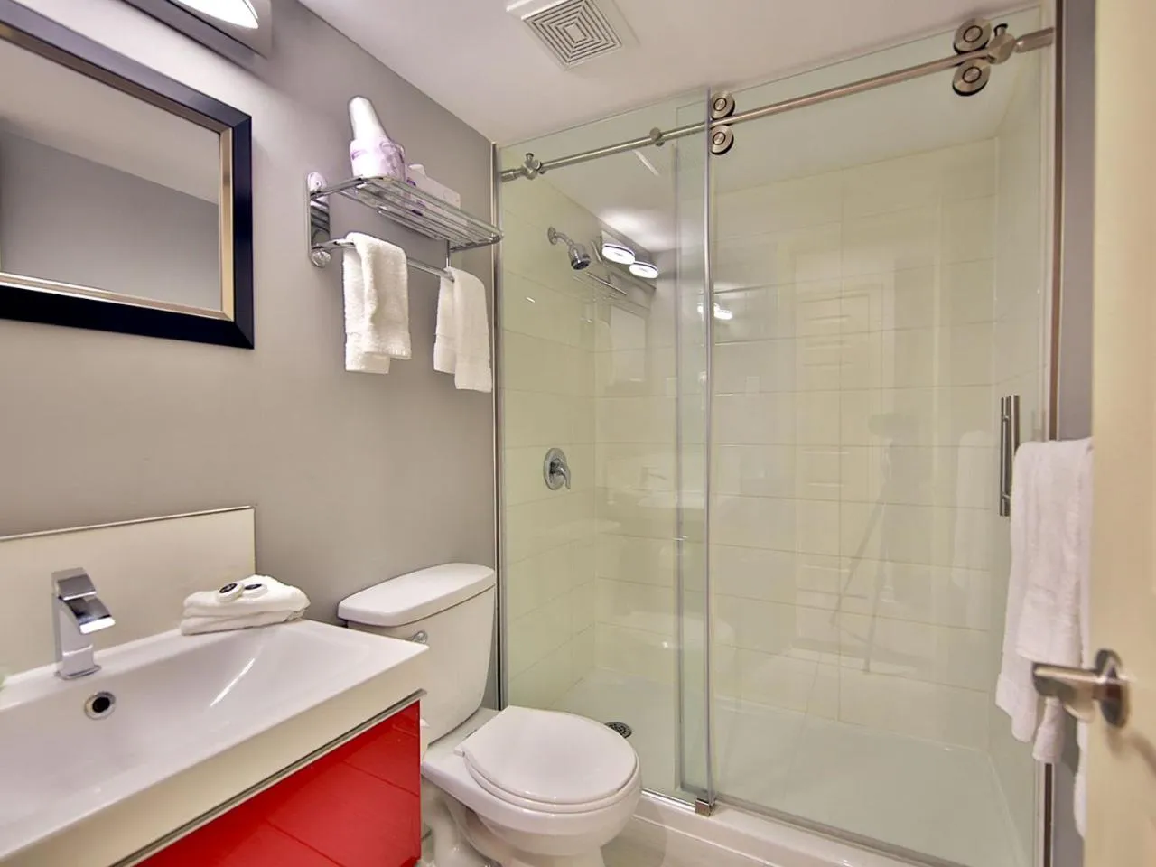 Shower in Hotel Newstar Montréal