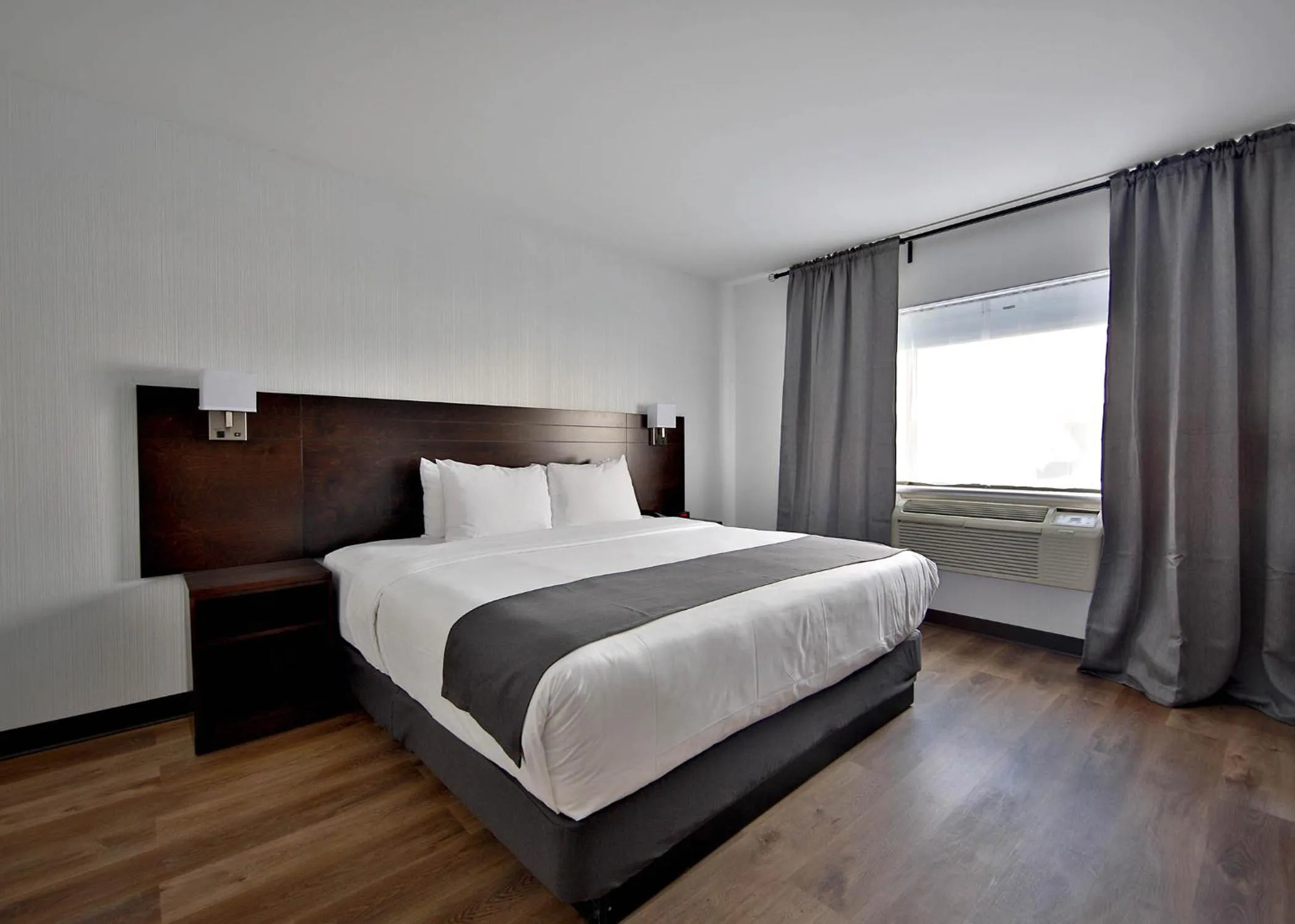 Bedroom, Bed in Hotel Newstar Montréal