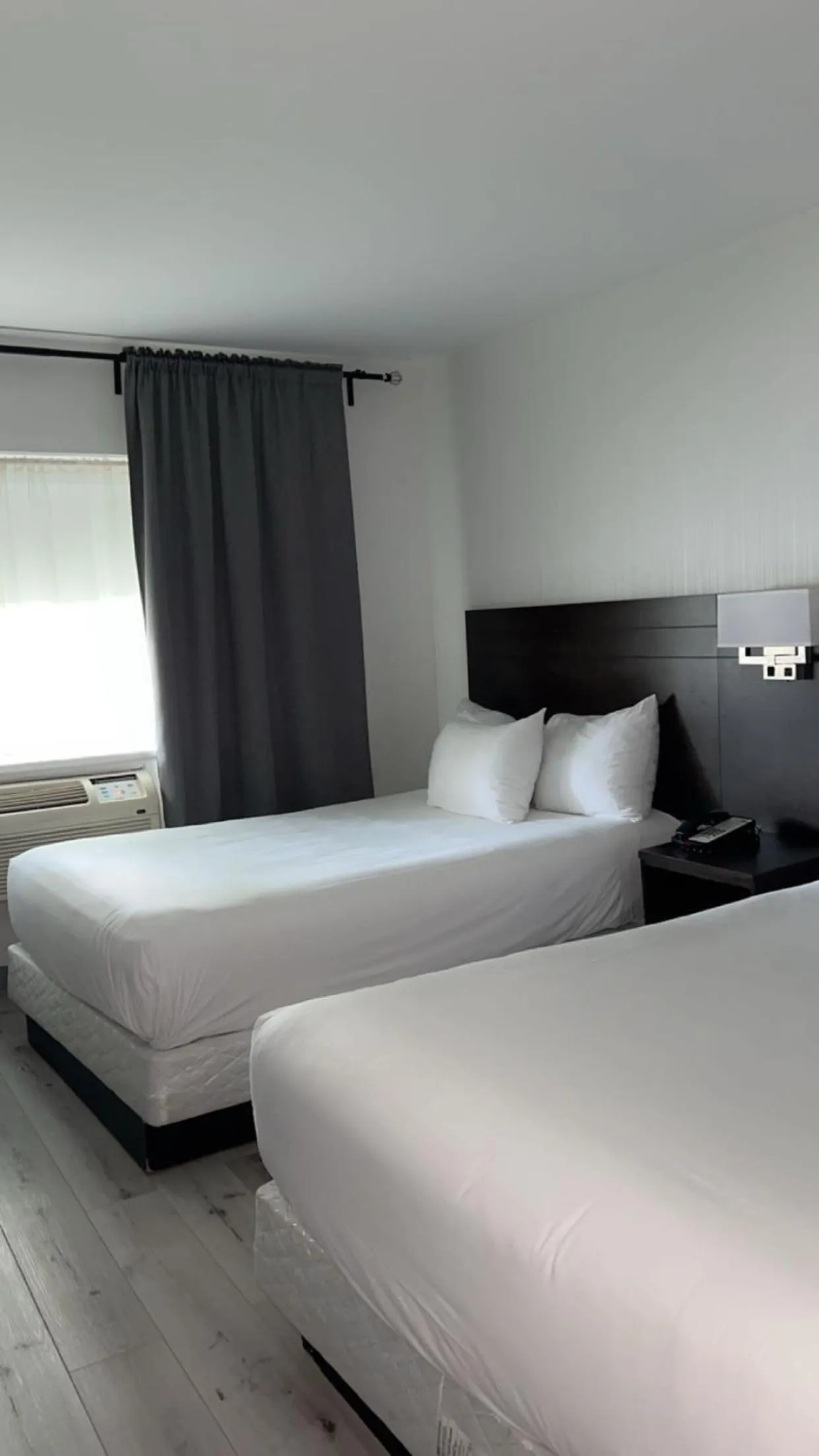 Bedroom, Bed in Hotel Newstar Montréal