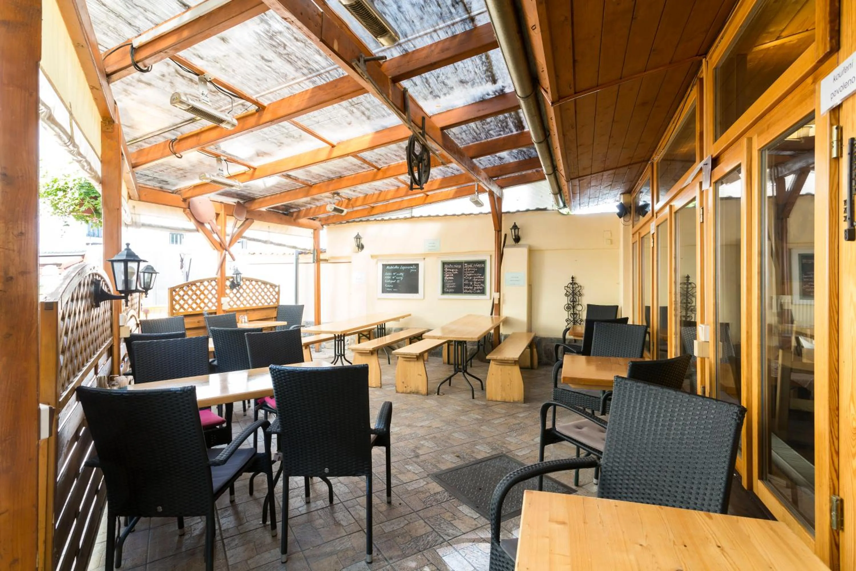 Restaurant/places to eat in Pension Akat