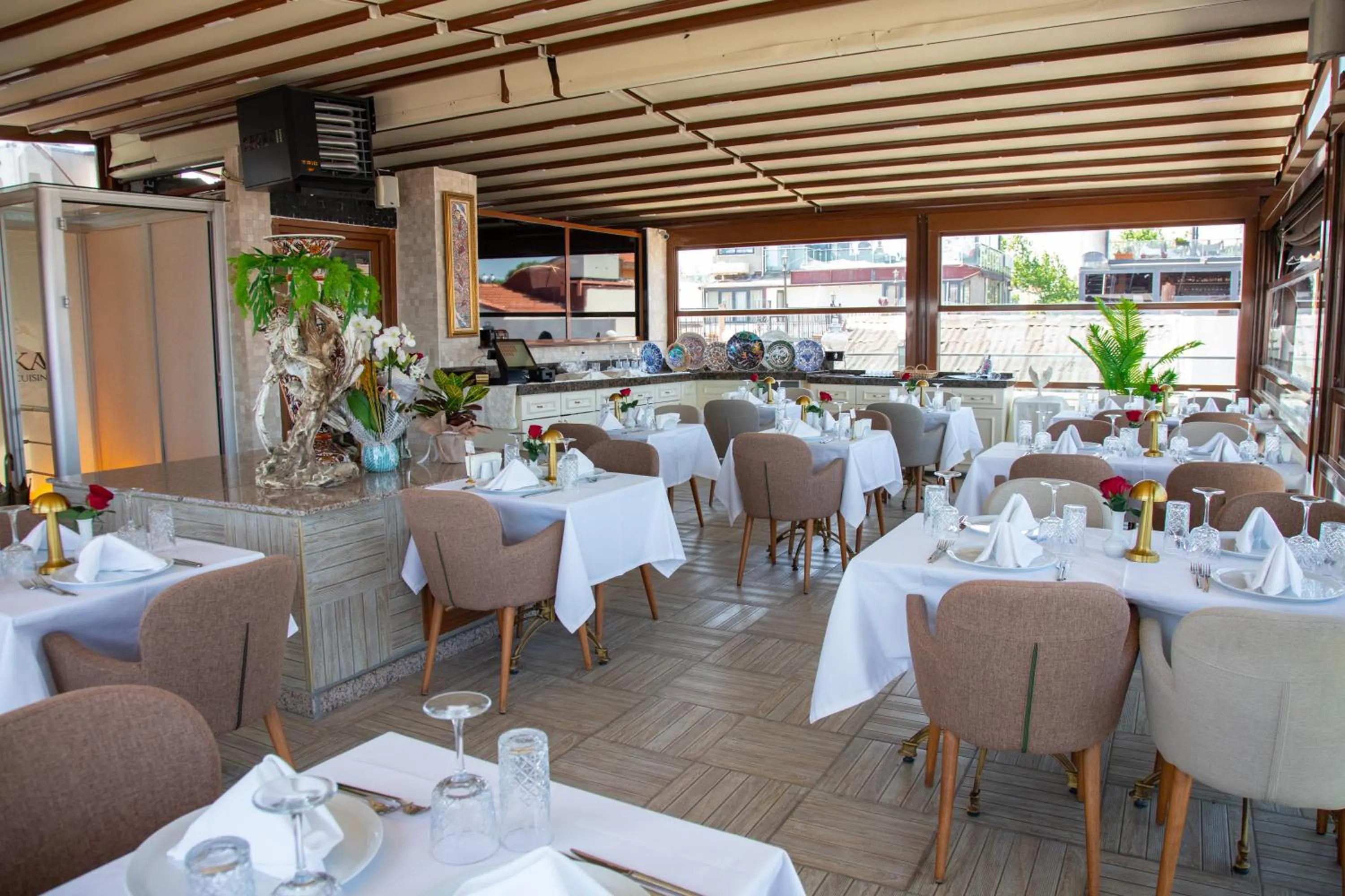 Restaurant/places to eat in Nayla Palace Hotel-Special Category