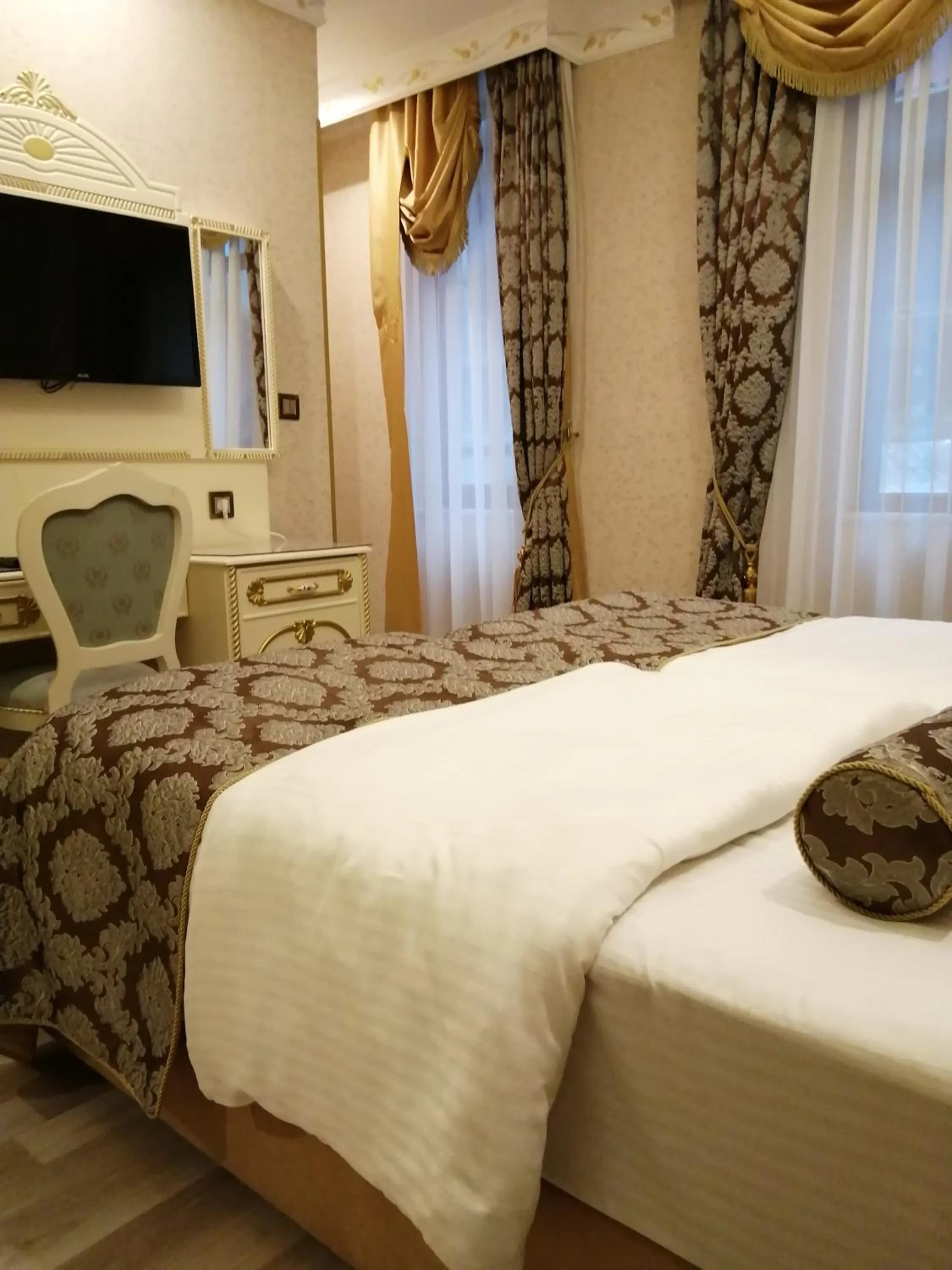 Photo of the whole room, Bed in Nayla Palace Hotel-Special Category