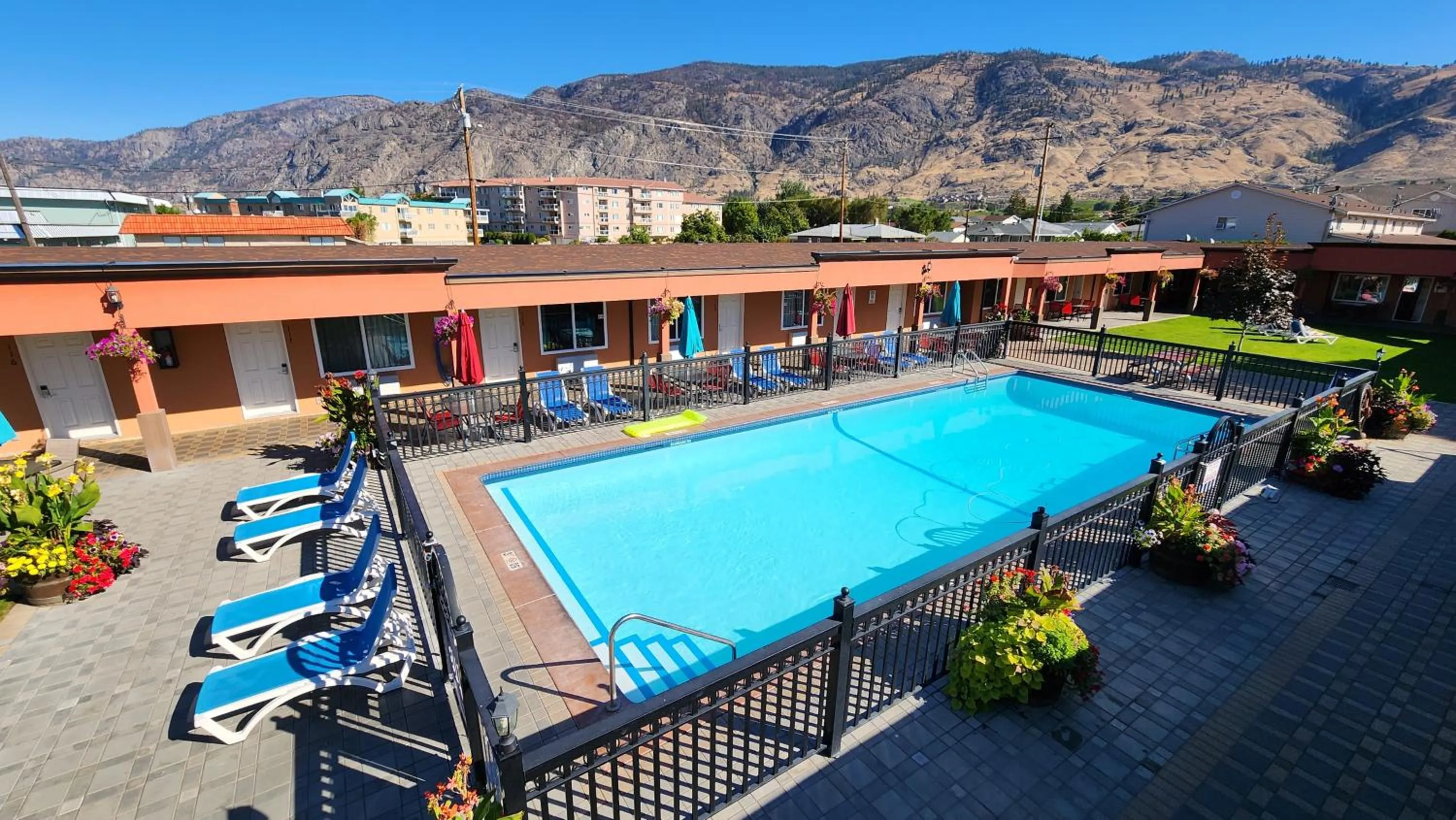 Sahara Courtyard Inn & Suites Osoyoos