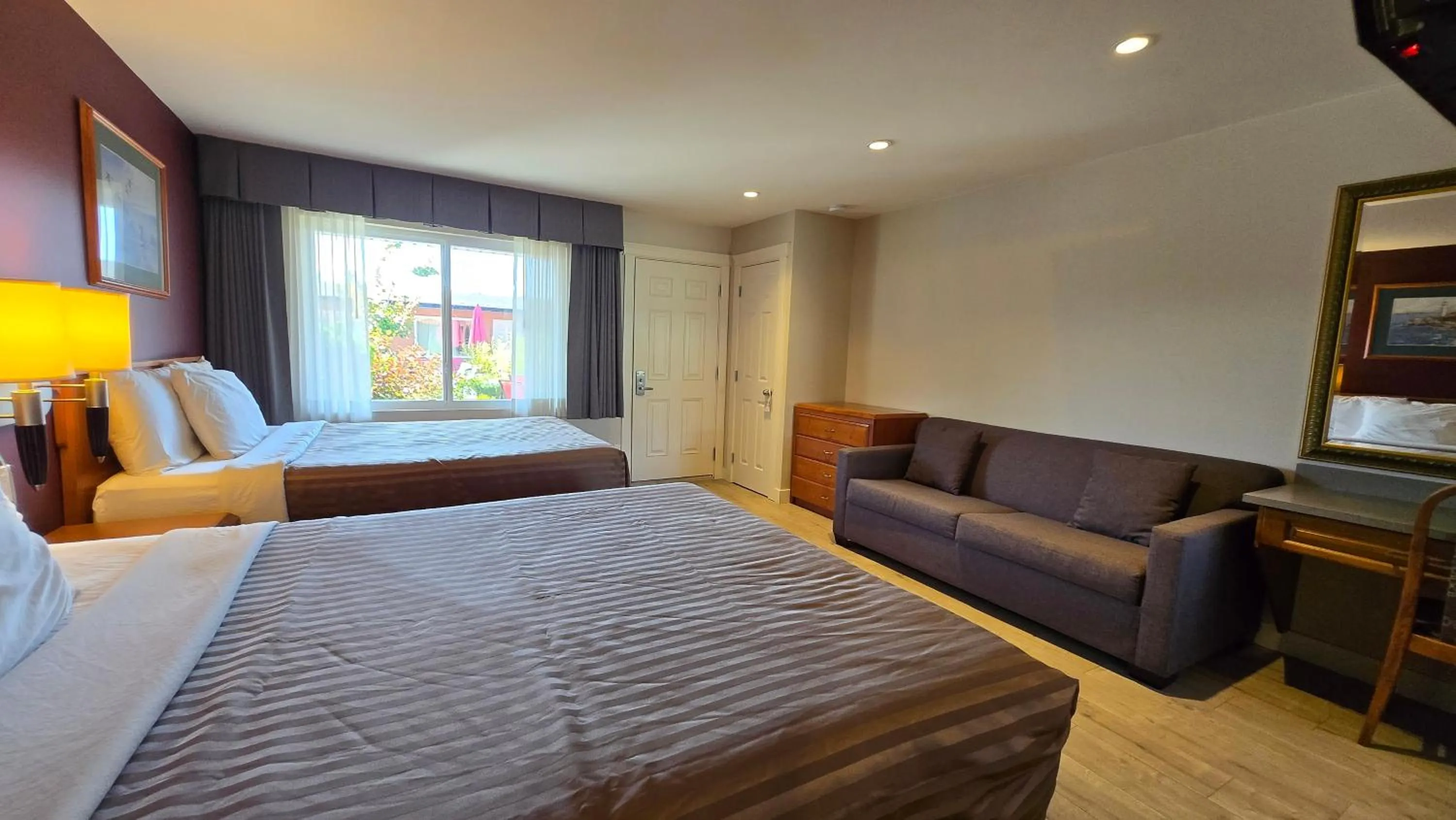 Bed in Sahara Courtyard Inn & Suites Osoyoos