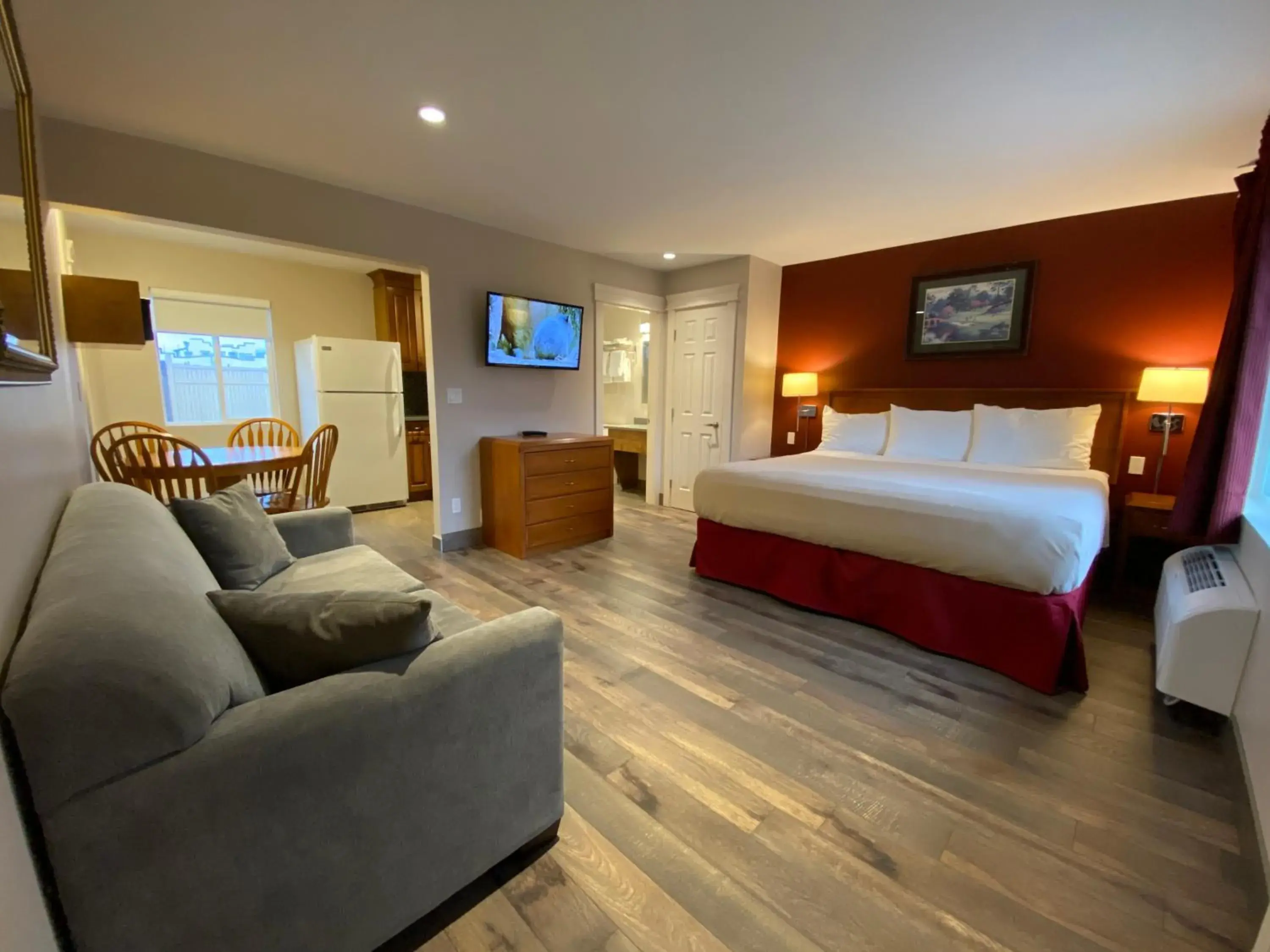 Two-Bedroom Suite in Sahara Courtyard Inn & Suites Osoyoos Two-Bedroom Suite in Sahara Courtyard Inn & Suites Osoyoos