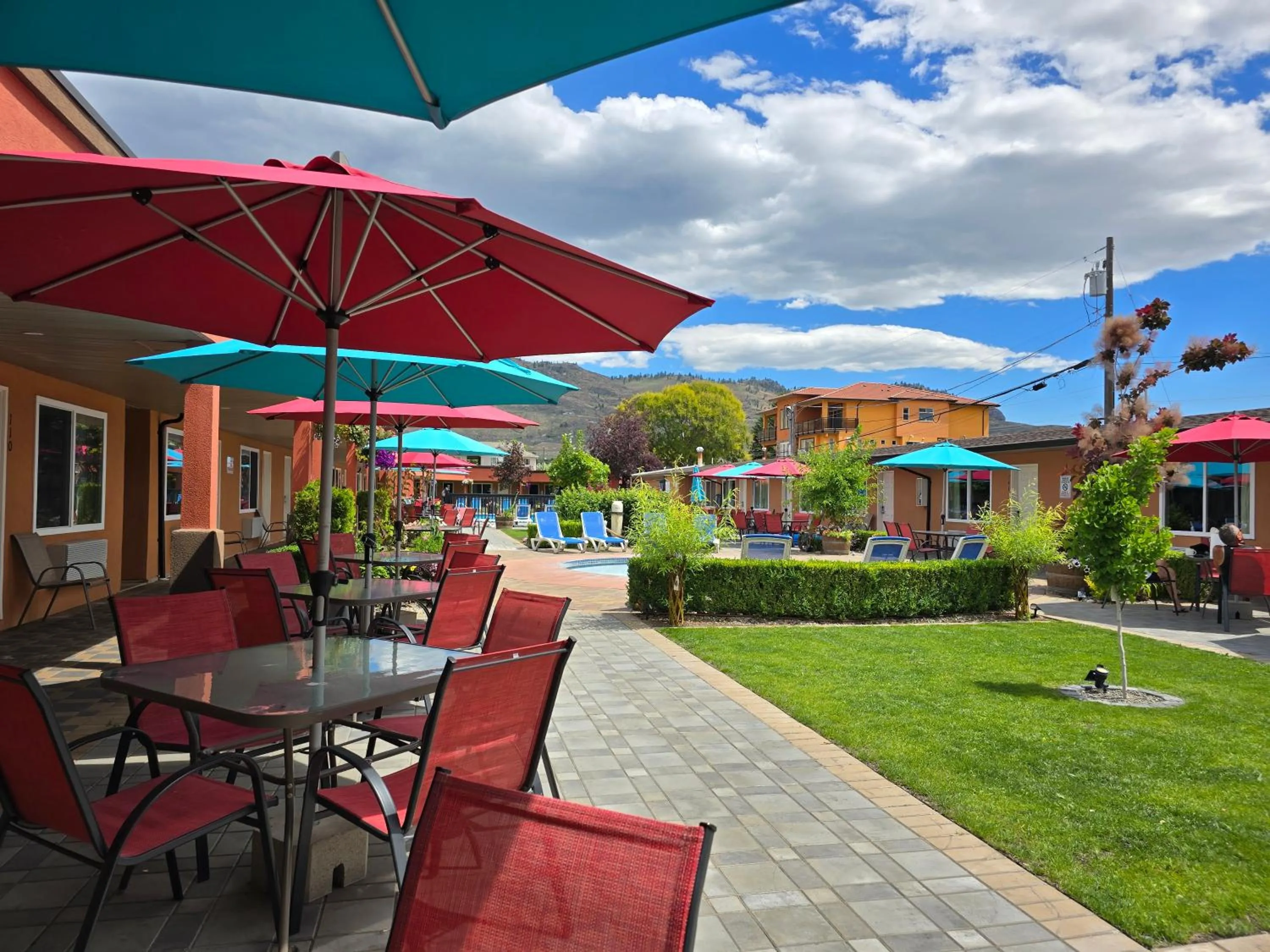 Sahara Courtyard Inn & Suites Osoyoos