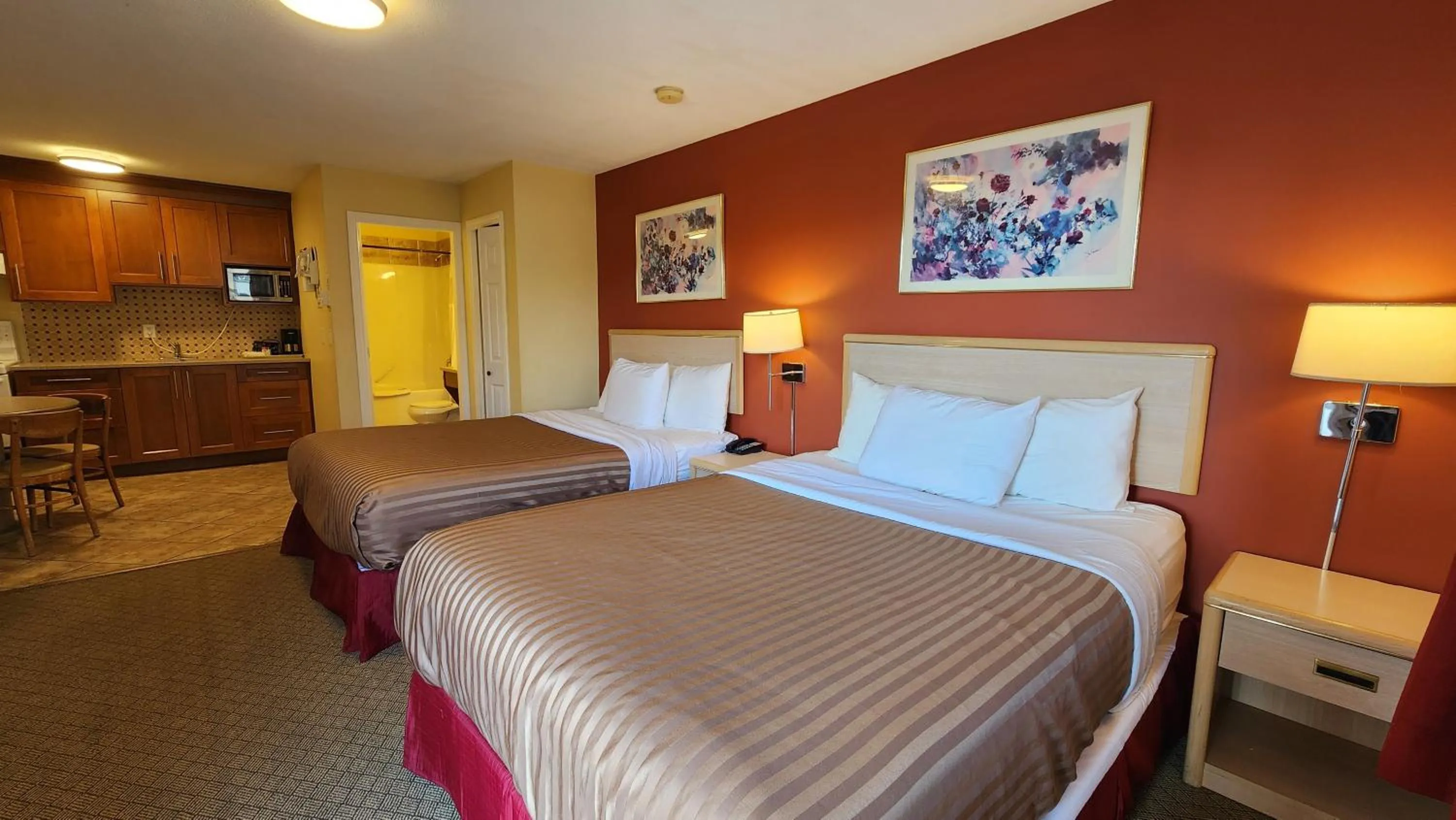Bed in Sahara Courtyard Inn & Suites Osoyoos