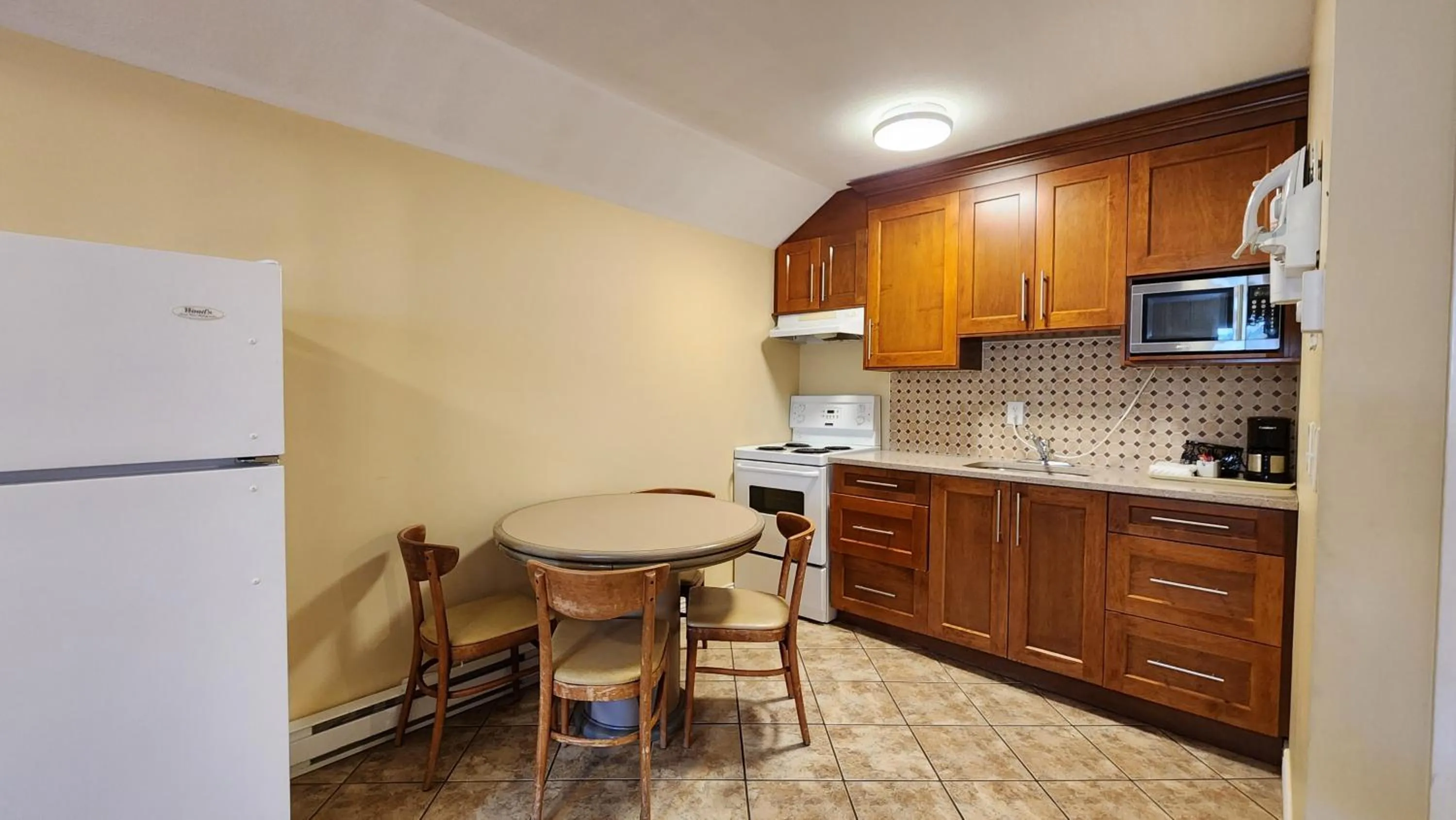 Sahara Courtyard Inn & Suites Osoyoos